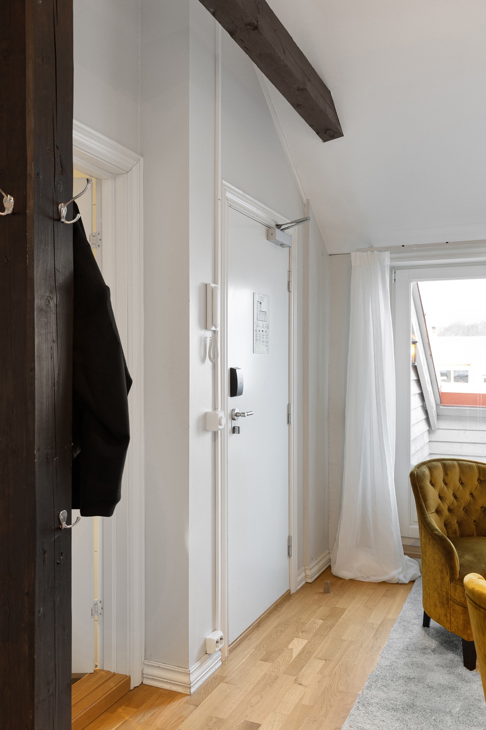 Velkommen inn - Leiligheten ligger i byggets 5. etasje med adkomst fra bakgård. Galleribilde