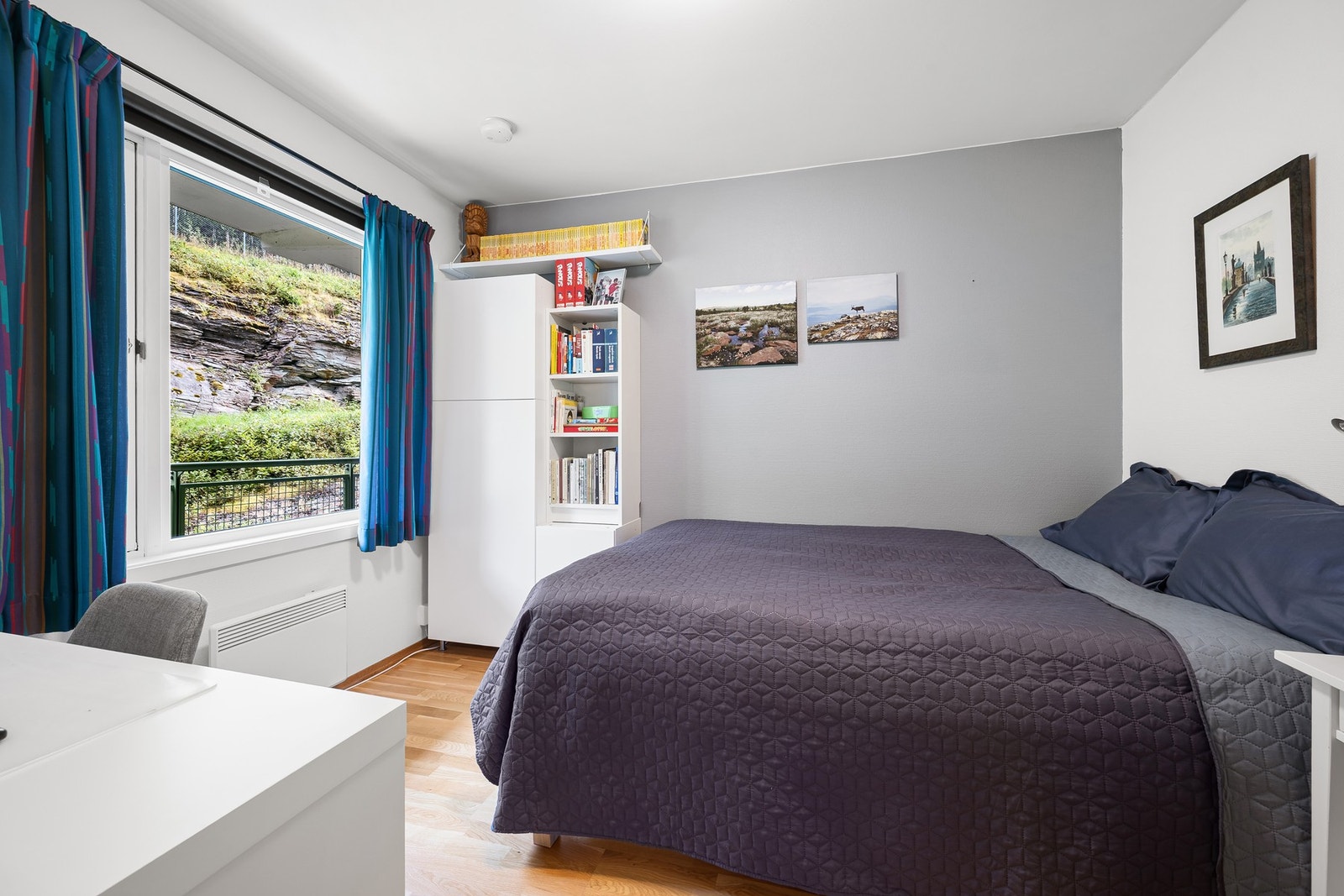 Her har man også god plass til både pult, skap og hylle. Galleribilde