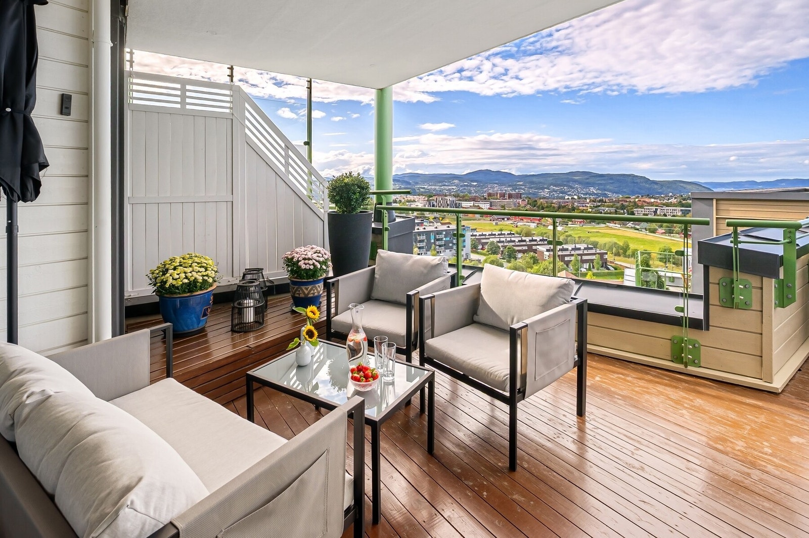 Balkongen er nord/-vestvendt med gode solforhold. Galleribilde