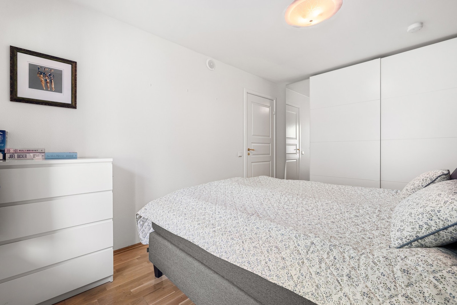 Her er det god plass til ønsket soveromsmøblement. Galleribilde