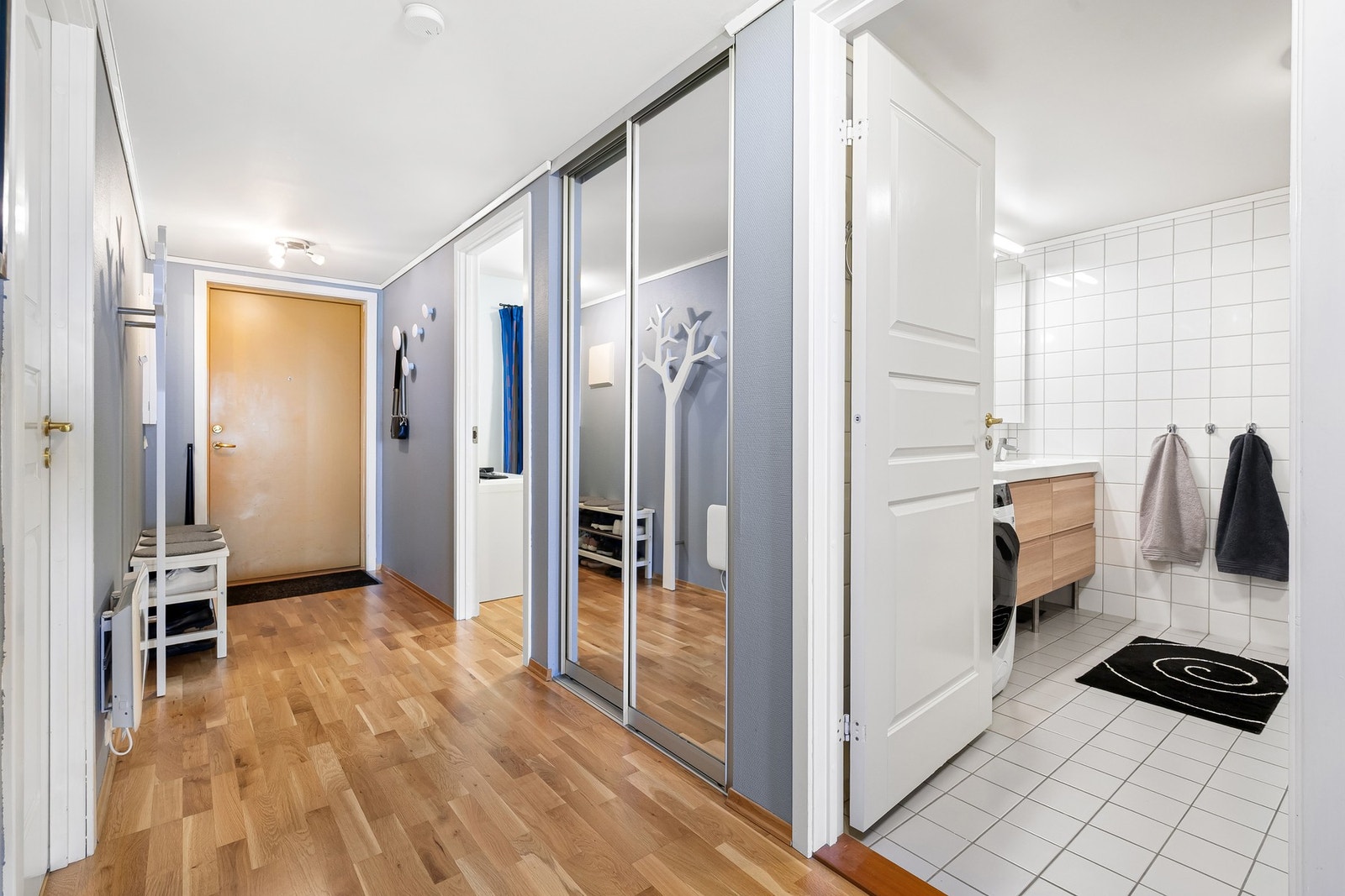 Her er det god plass til å henge fra seg klær og utstyr. Galleribilde