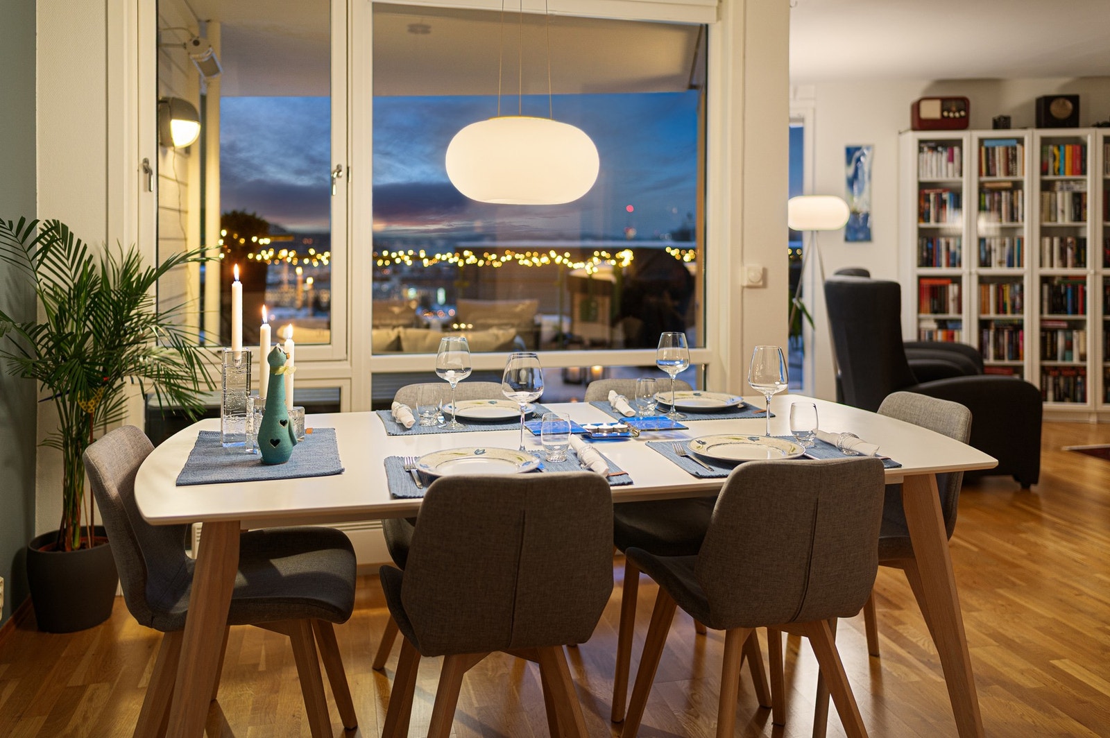 I leiligheten har man parkett på gulv, malt strie og malte flater på vegger. Galleribilde