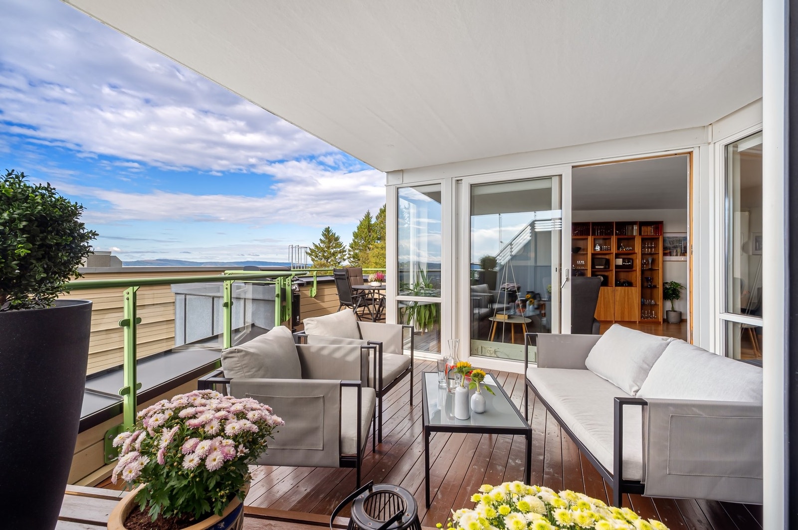 Her har man god plass til ønsket utemøblement. Galleribilde