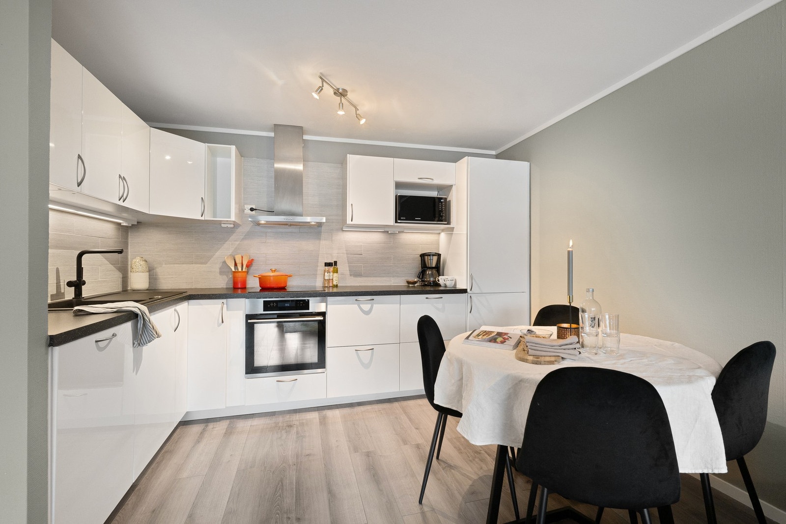 Kjøkkenet har en moderne og praktisk innredning fra 2016 med glatte fronter, fliser over benkeplaten og god arbeidsplass. Galleribilde