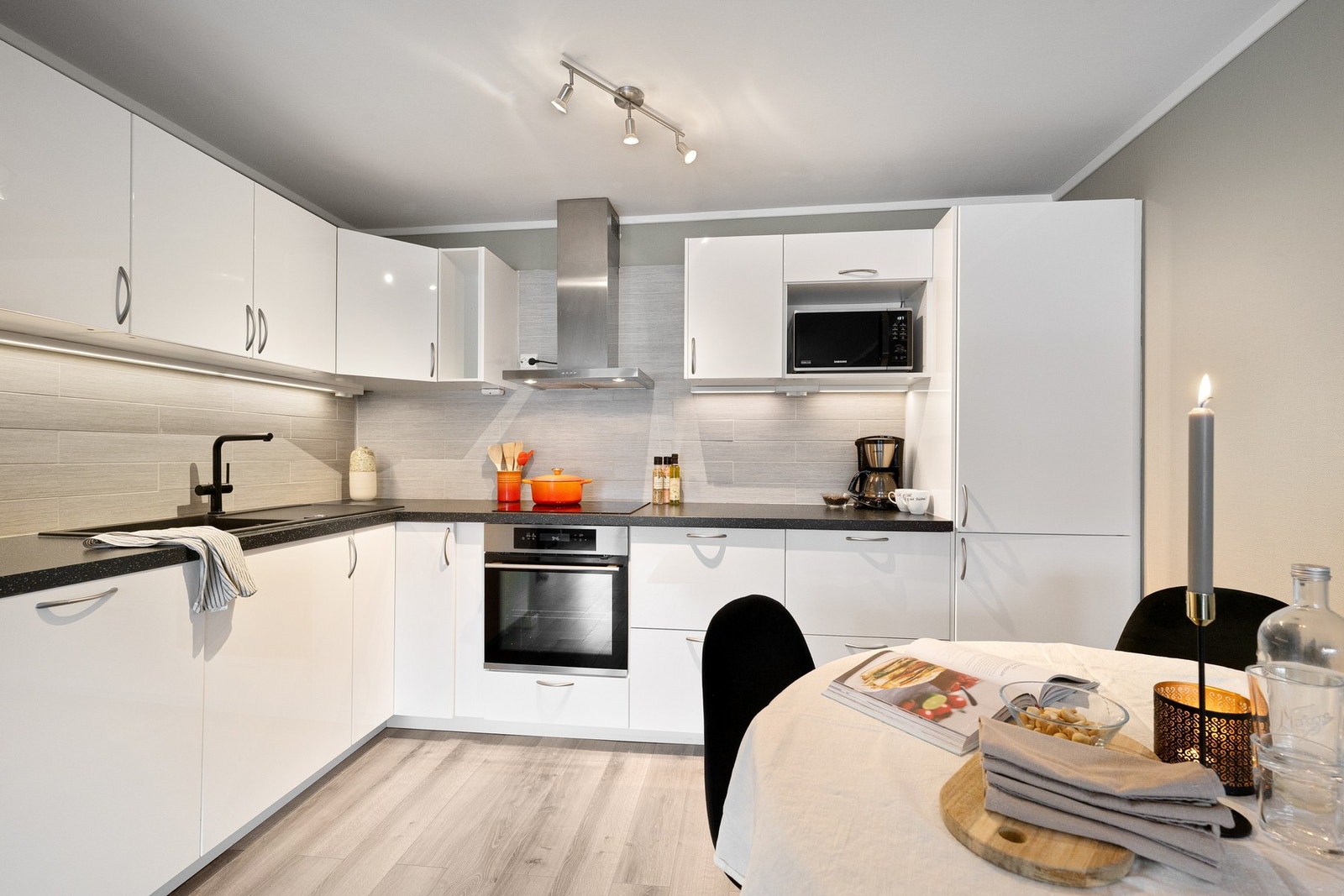 Ny kjøkkenvask fra Franke og kran fra Hans Grohe (høsten 2025) gir kjøkkenet et oppgradert og kvalitetsrikt preg. Galleribilde