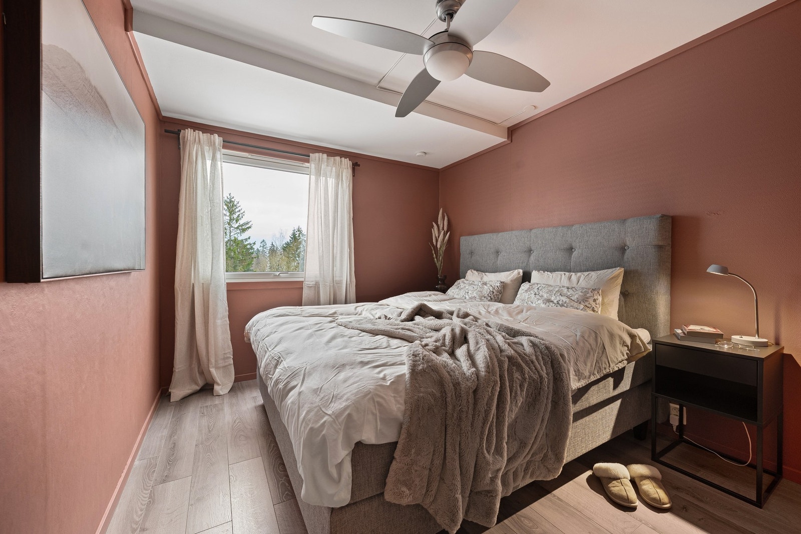 Lunt og innbydende soverom med praktisk planløsning og god utnyttelse av arealet, som gjør det enkelt å møblere etter behov. Galleribilde