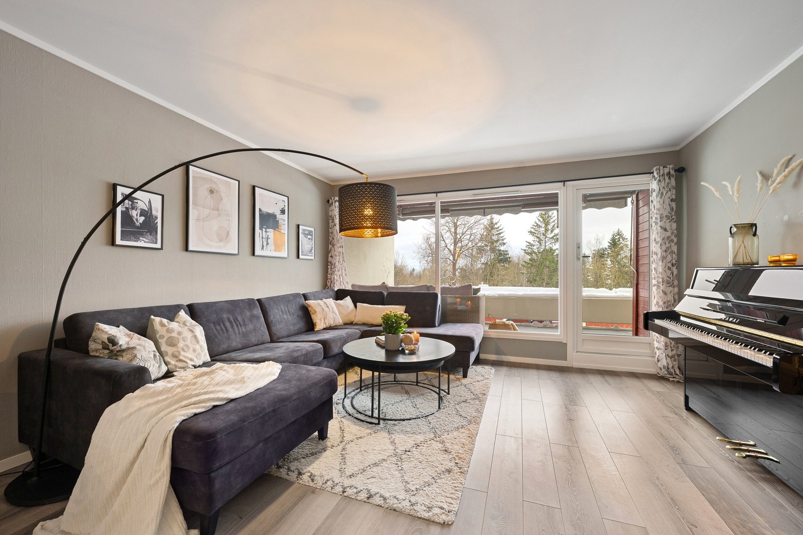 Stue med naturlig lys og god atmosfære, og med utgang til balkongen blir det enkelt å "åpne opp" Galleribilde