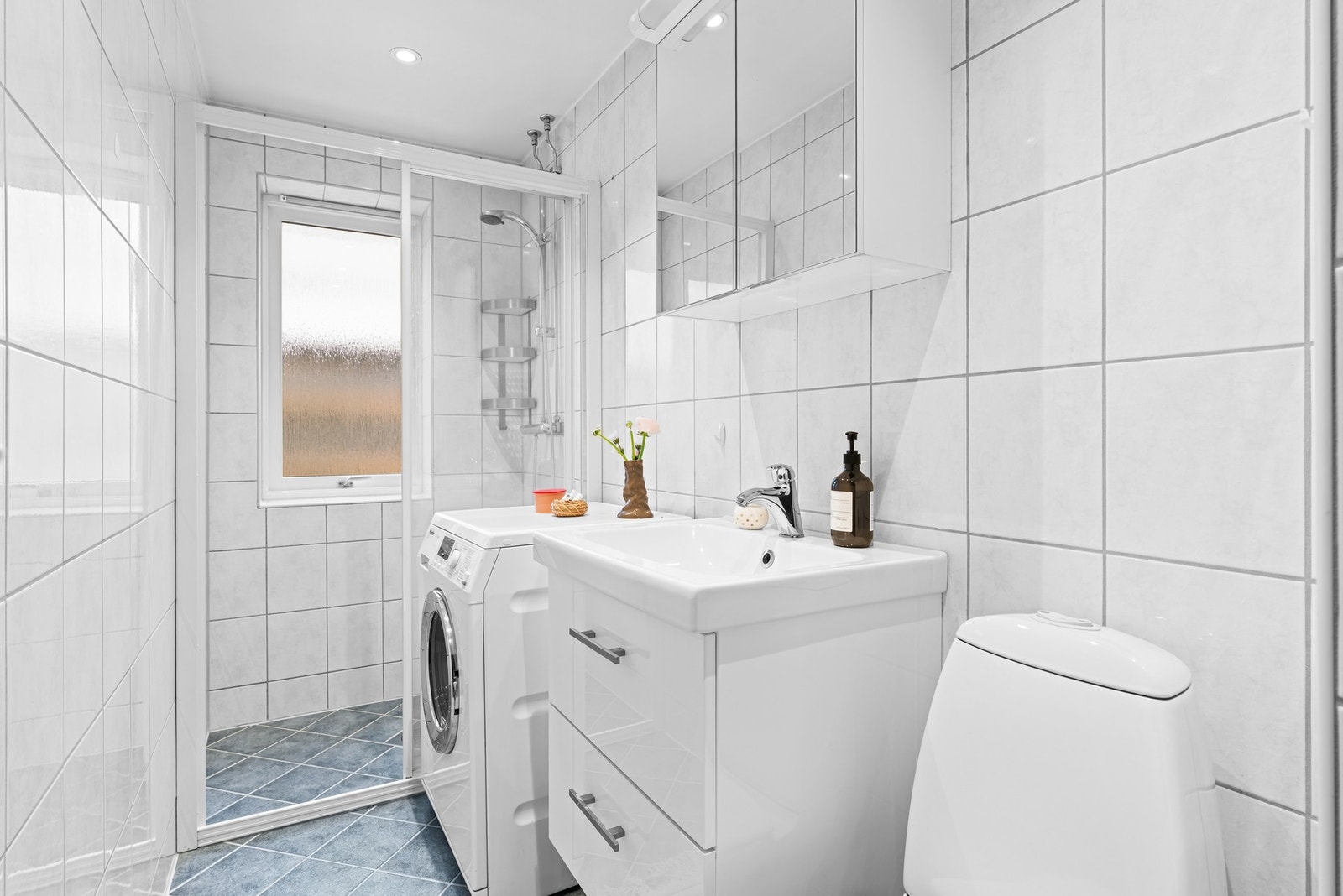 Pent, flislagt bad som ble pusset opp i regi av borettslaget i 2005/2006 Galleribilde