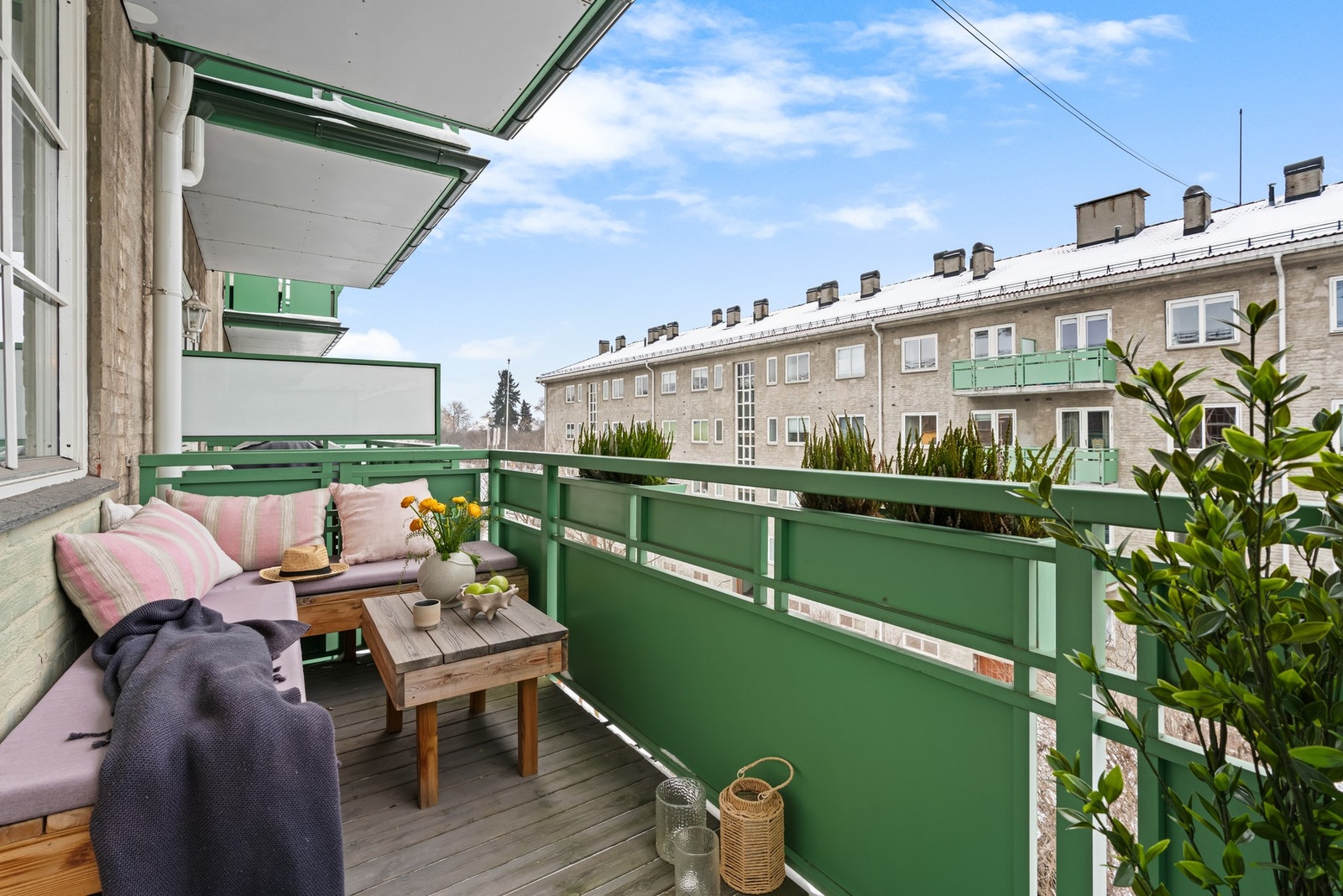 Balkongen er vestvendt og har god plass for møblement, grill m.m. Her kan gode solforhold nytes Galleribilde