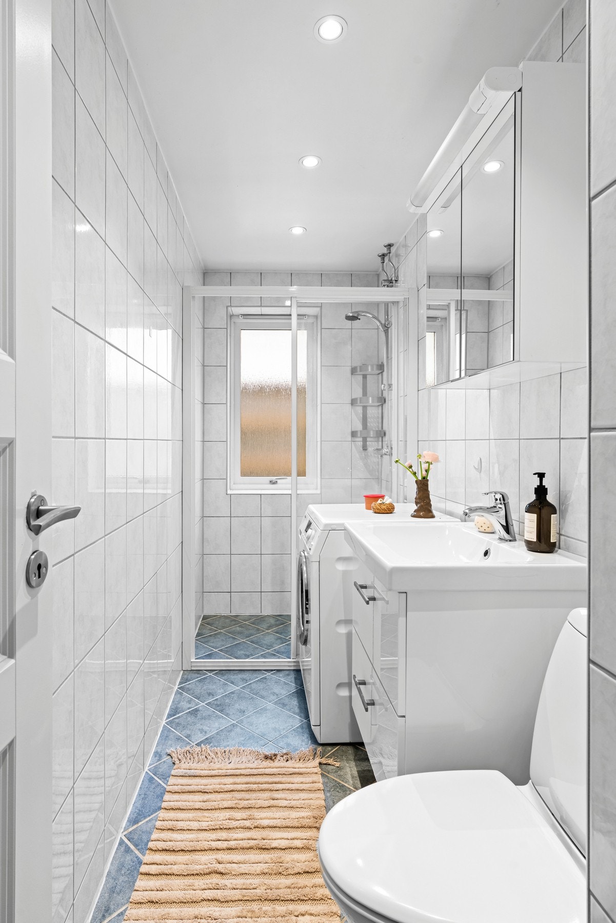 Det er opplegg for vaskemaskin (vaskemaskinen medfølger), varmekabler i gulv og downlights i tak Galleribilde