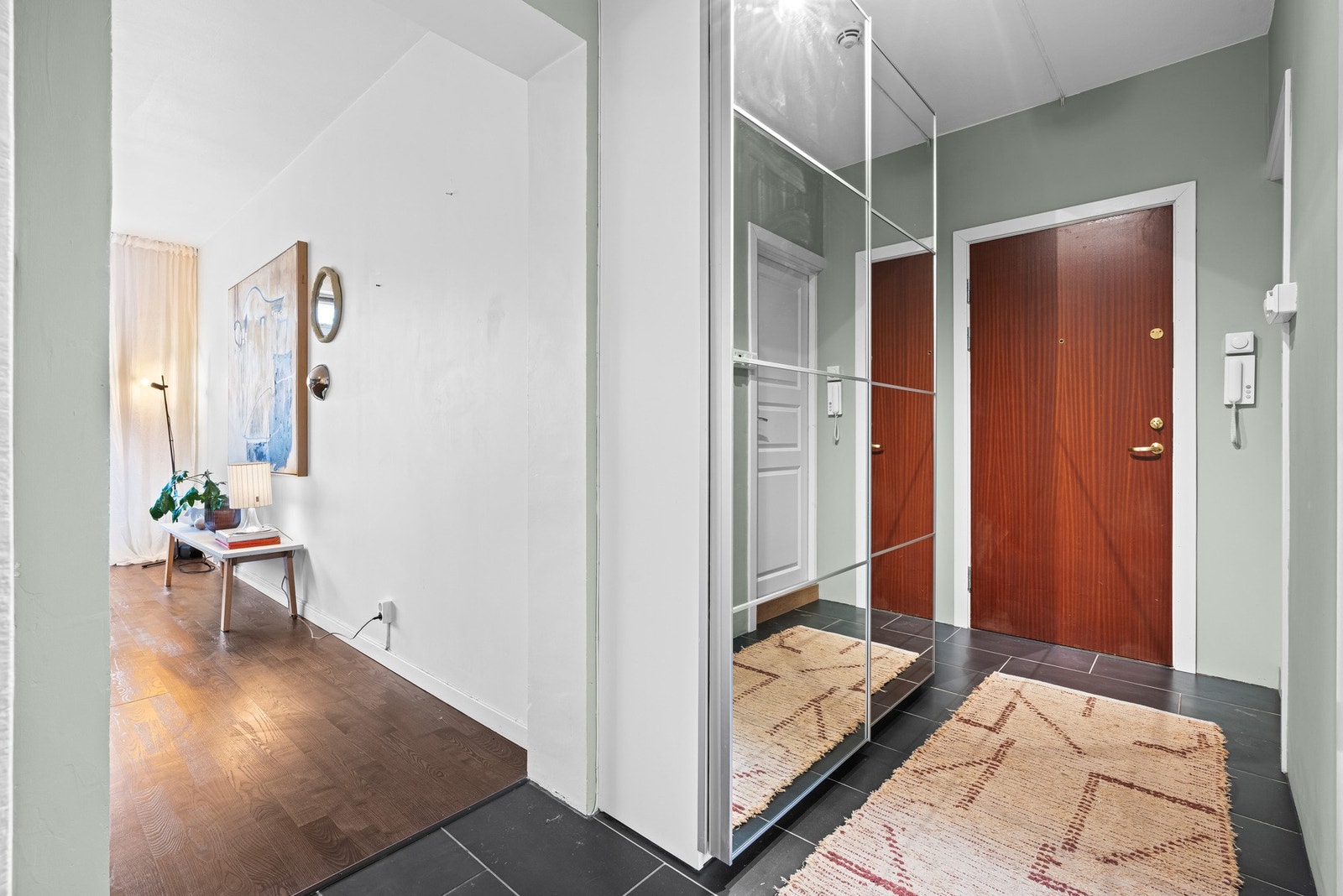 En stor skyvedørsgarderobe med speilfronter gir god plass for yttertøy, sko m.m Galleribilde