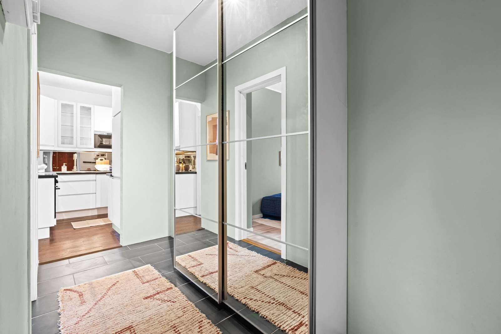 Romslig entré som gir deg et godt førsteinntrykk på hva du kan vente deg i resten av leiligheten Galleribilde