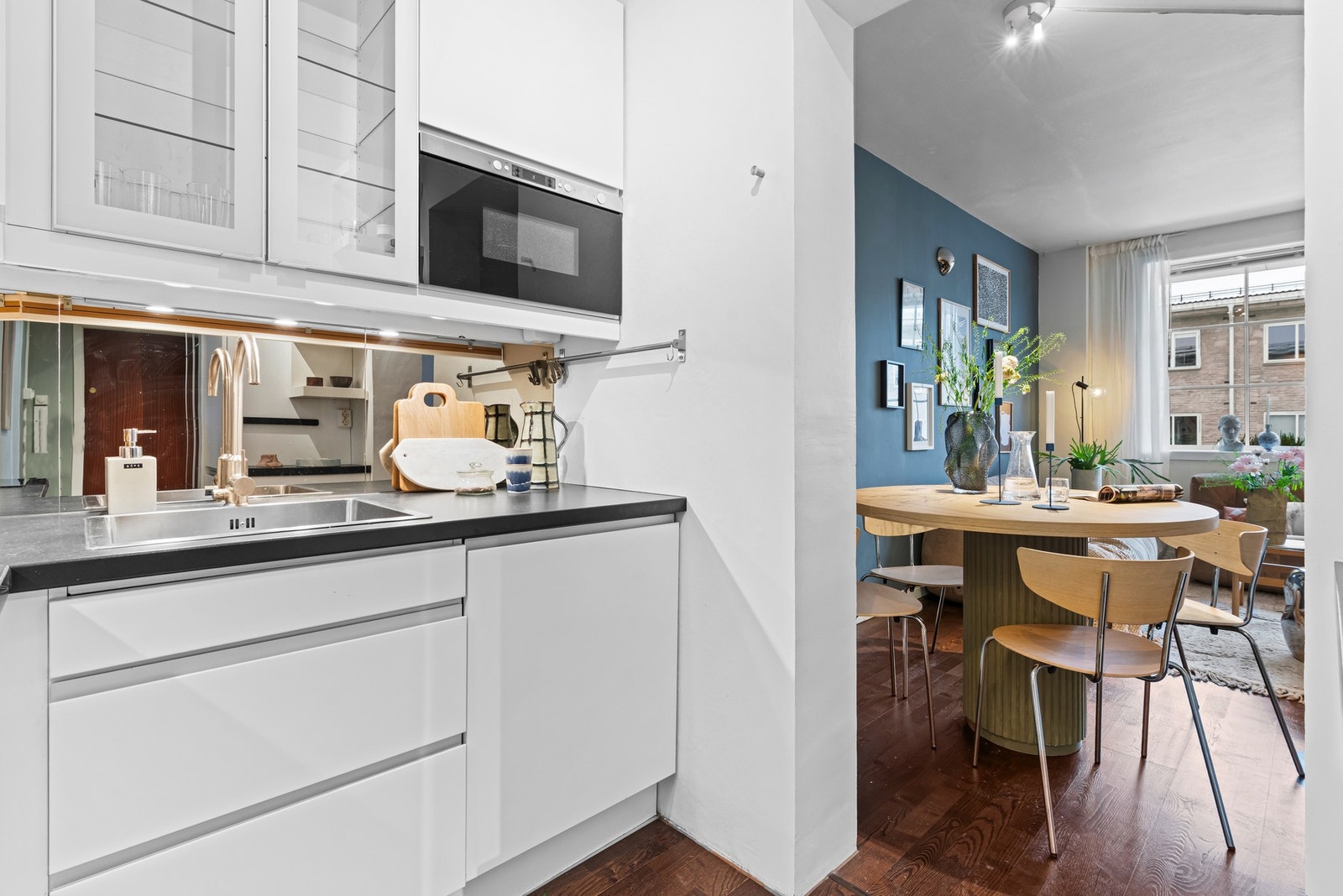 Kjøkkenet ligger i en delvis åpen løsning mot stuen Galleribilde