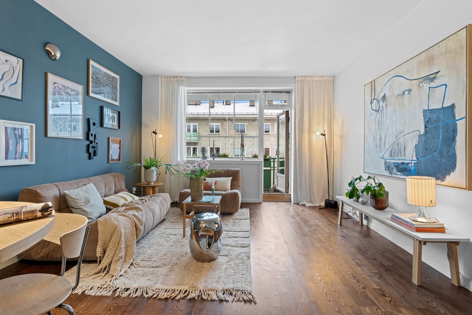 Rommet er luftig, har god takhøyde på 2,67 meter og store vinduer ut mot balkongen som gir gode lysforhold Galleribilde