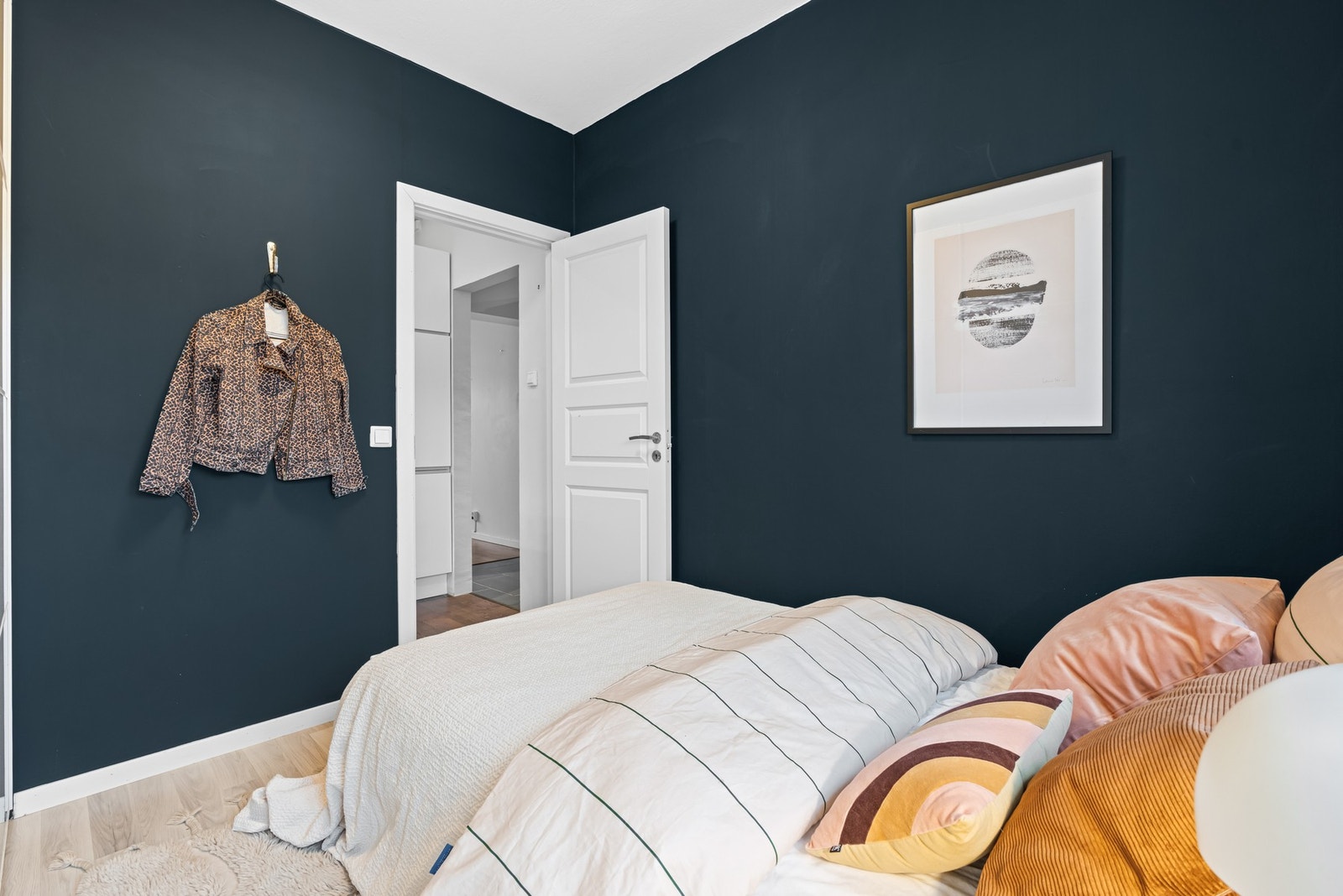Hovedsoverommet har plass til dobbeltseng og har en stor skyvedørsgarderobe som medfølger Galleribilde