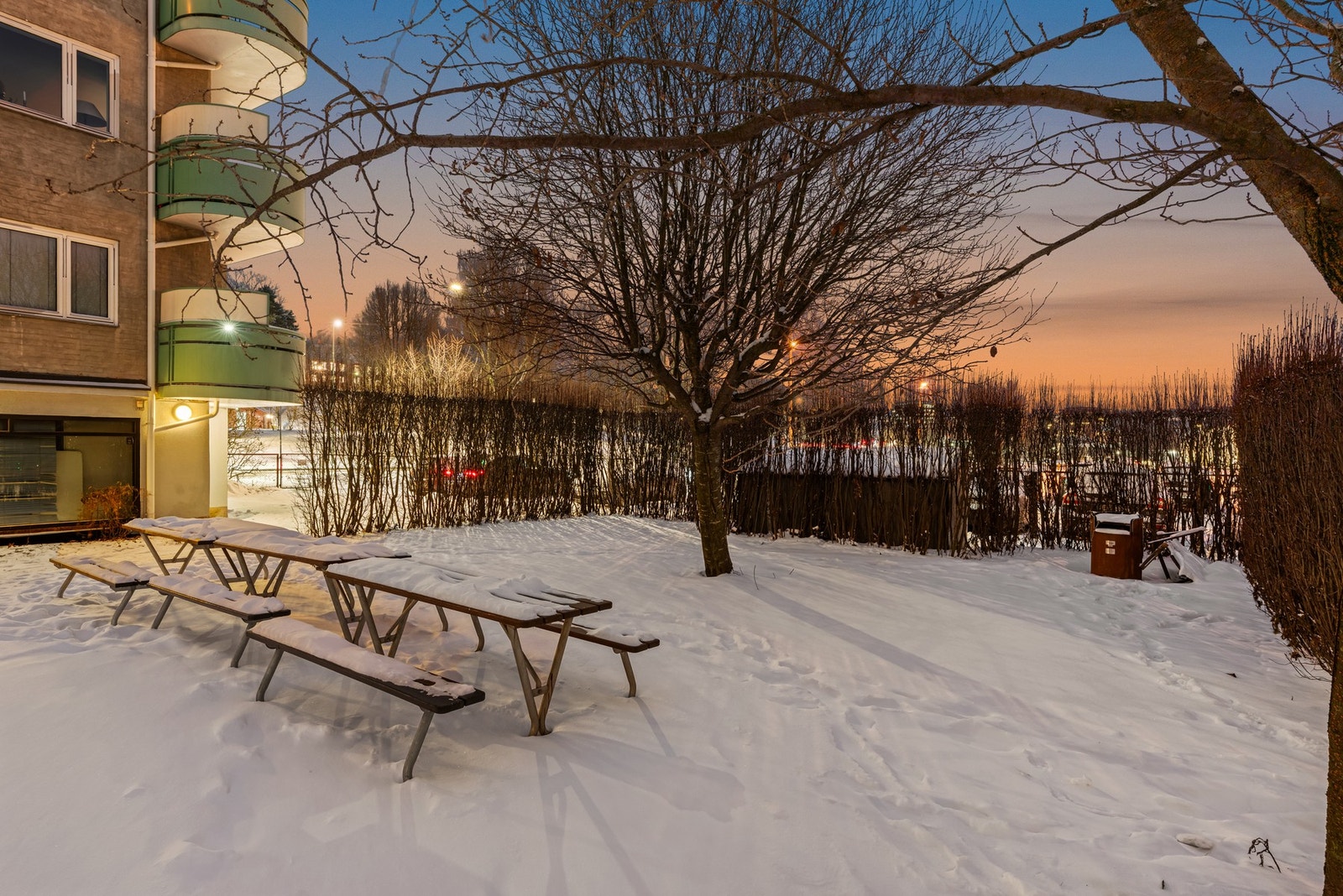 Borettslaget har fine fellesområder med sittegrupper, lekeplass m.m Galleribilde