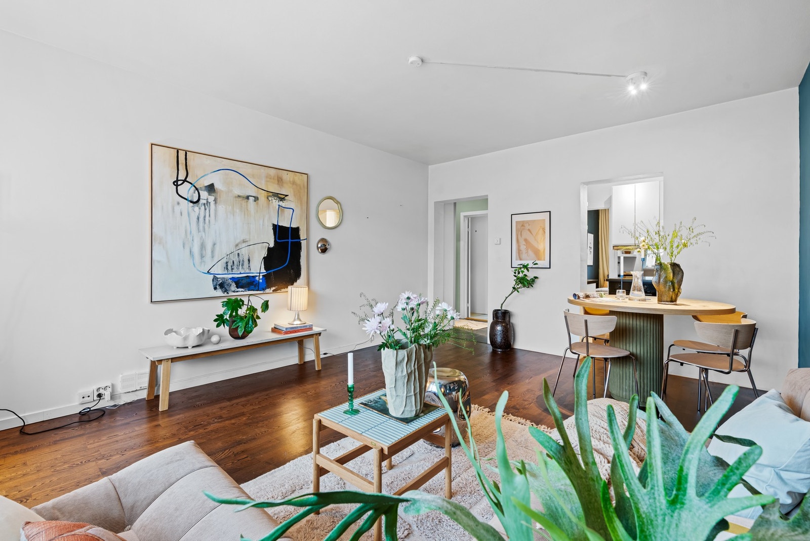 Det er parkett på gulv og malte flater på vegg Galleribilde