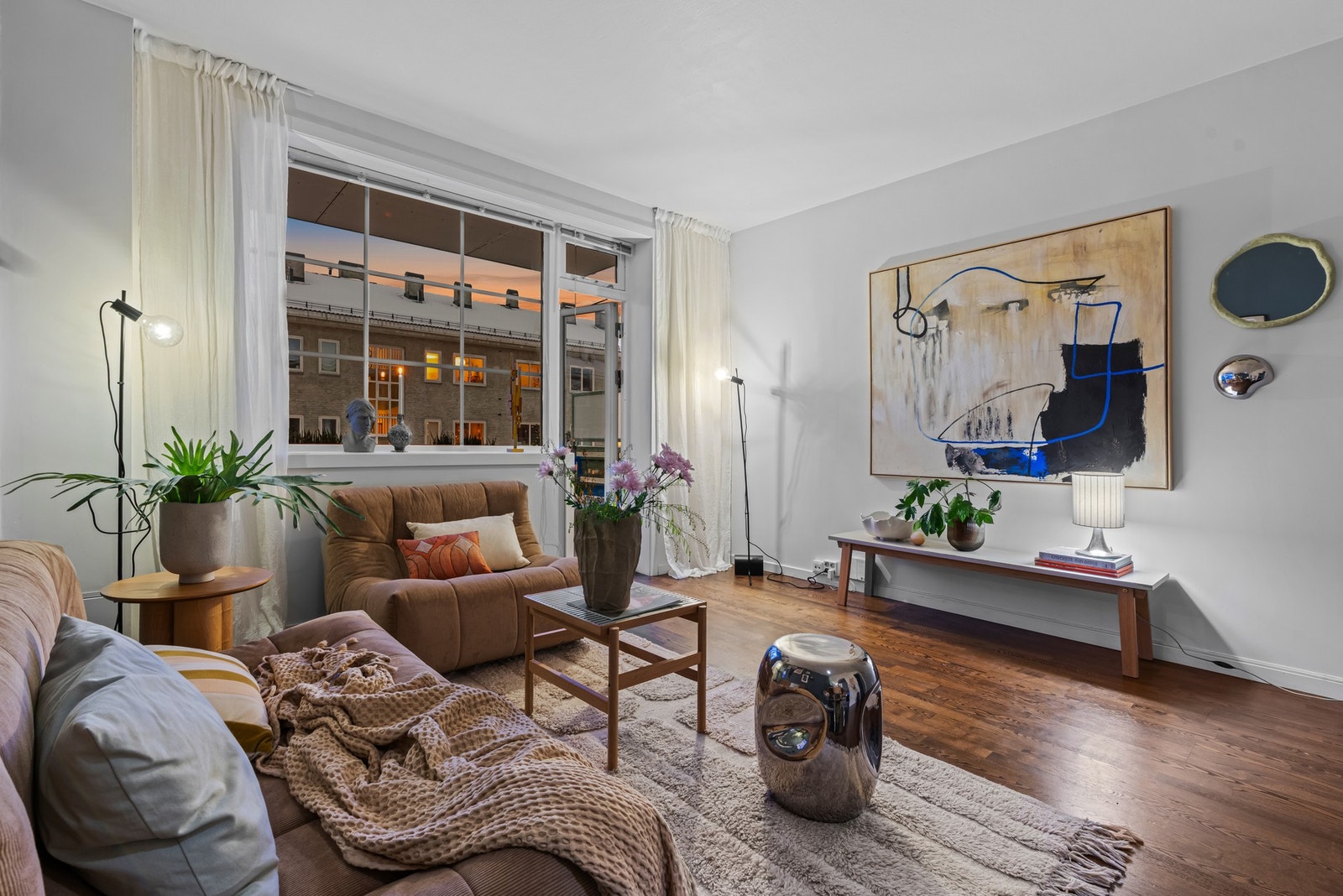 Leiligheten ligger i byggets 3. etasje og har balkong Galleribilde