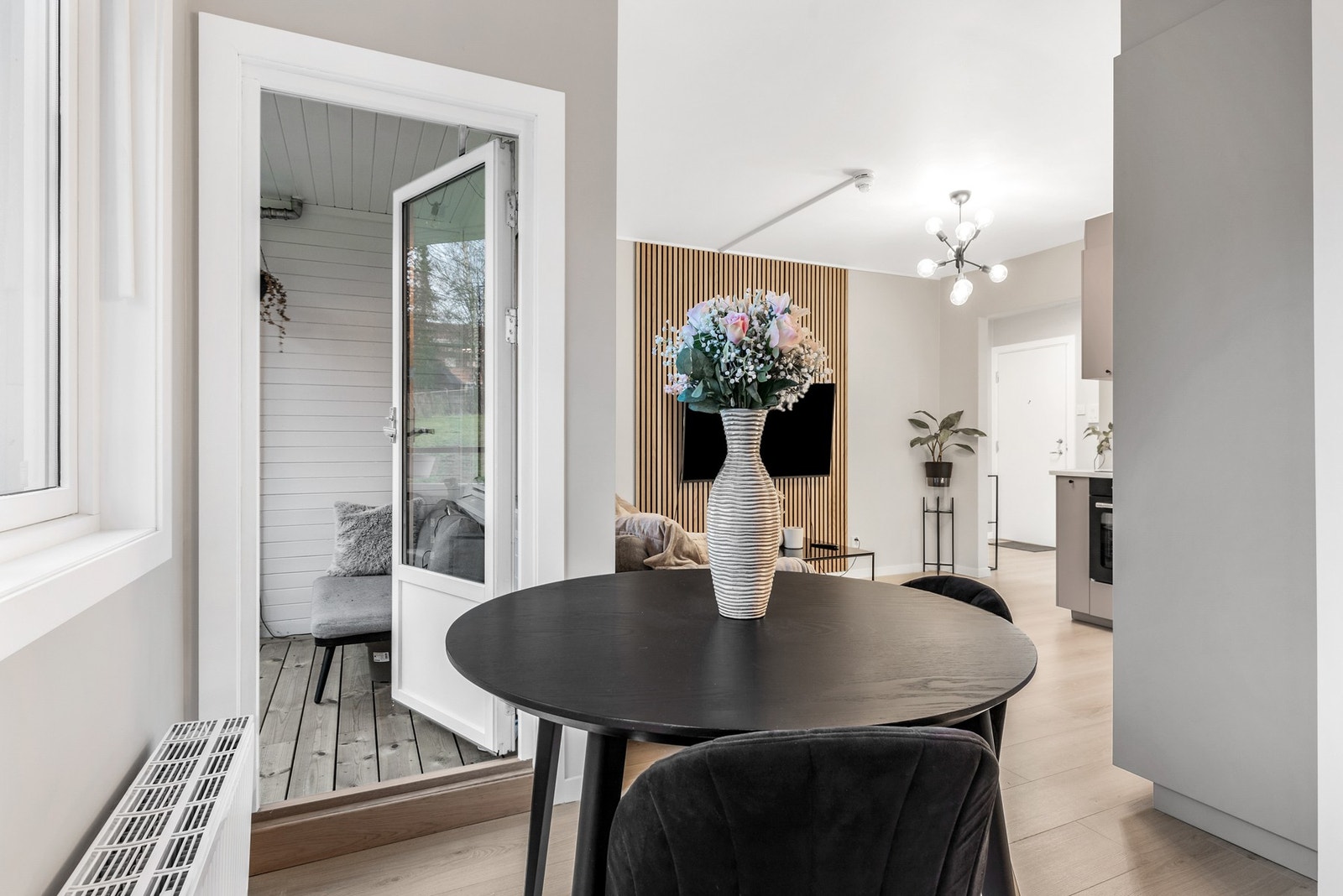 Fra stuen er det utgang til vestvendt balkong Galleribilde