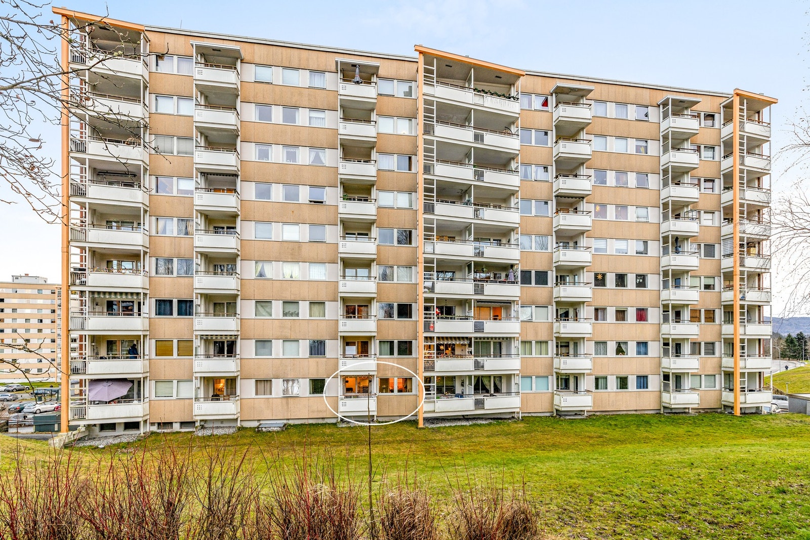 Leiligheten har en fin beliggenhet grensende mot grøntområder Galleribilde