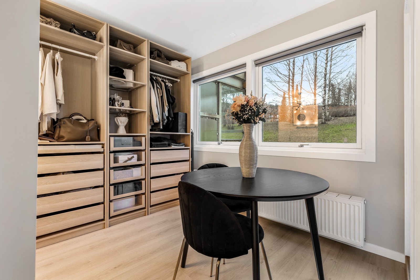 Fin oppbevaringsplass i garderobeskap Galleribilde