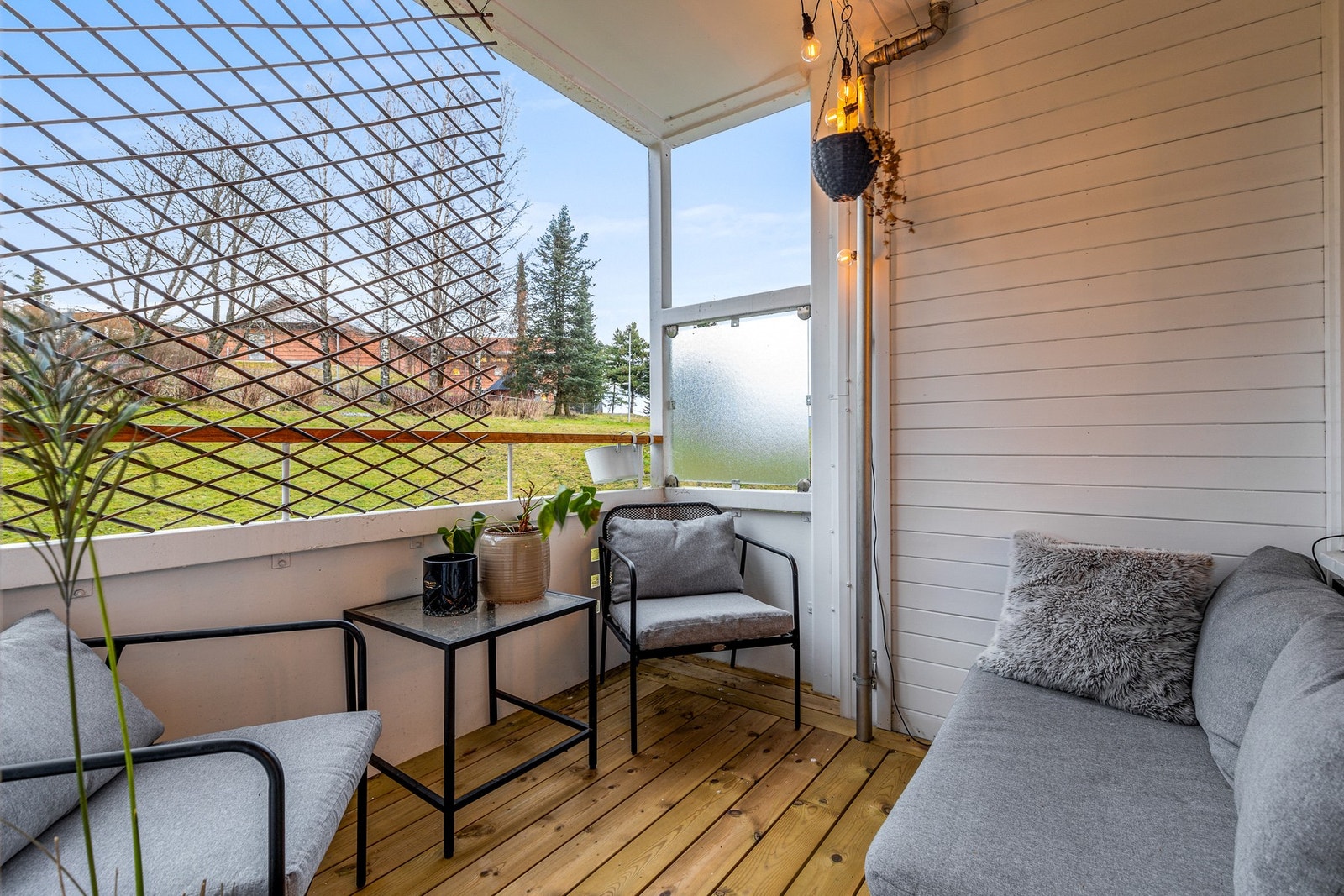 Balkongen ligger fint og usjenert til, grensende mot grøntområder Galleribilde