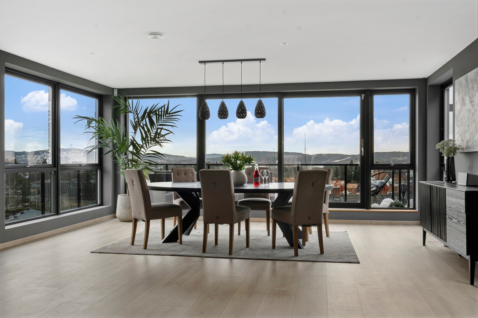 Stue og kjøkken er av uvanlig god størrelse i dette hjemmet. Ikke minst oppleves den sosiale sonen som svært usjenert i høyden. Galleribilde