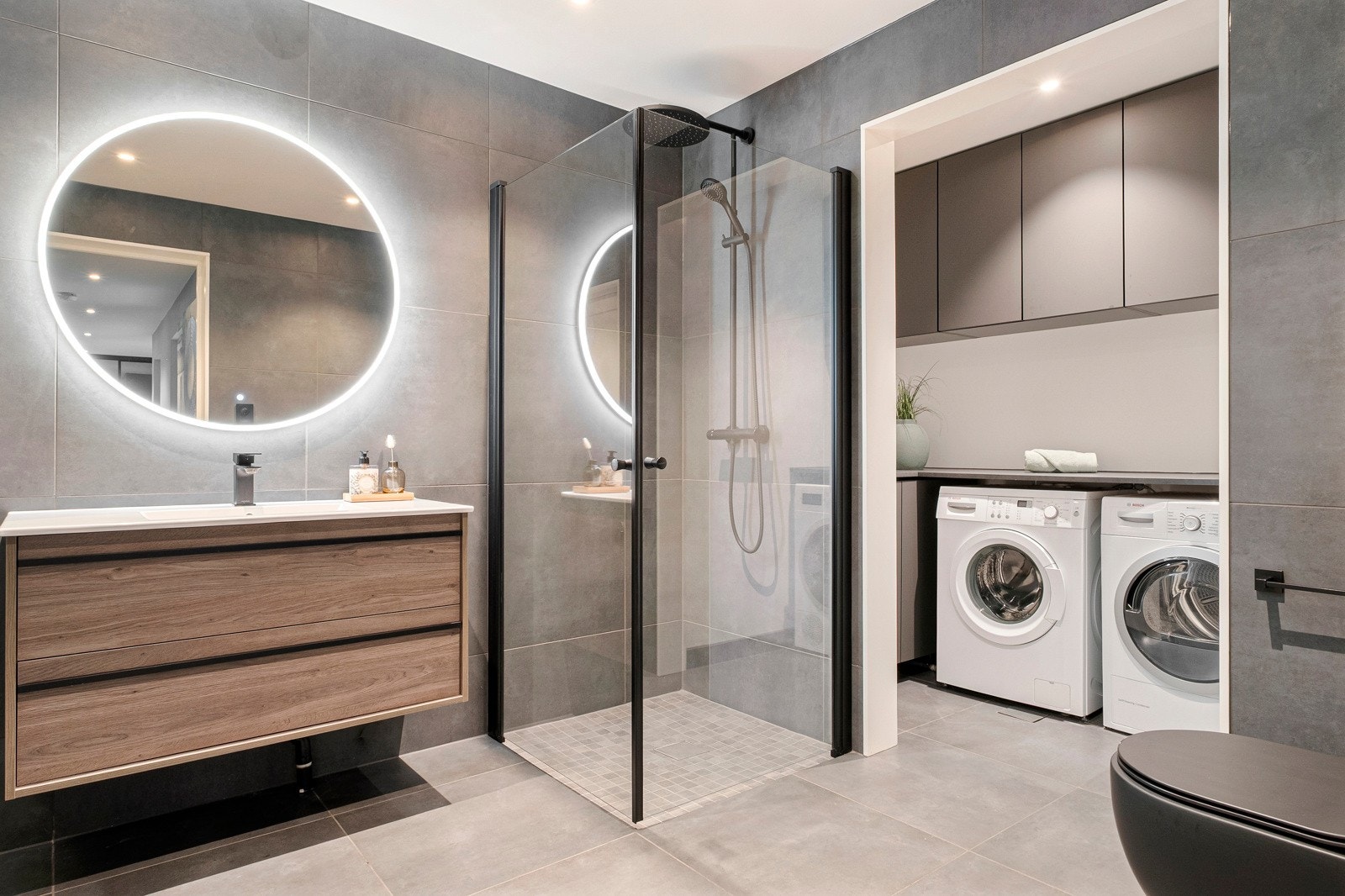 Stort bad/vaskerom. En praktisk plassering i samme etasje som inngangen. Galleribilde