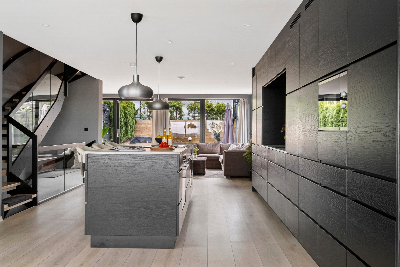 Kvaitetshvitevarer og mye arbeids- og lagringsplass. Galleribilde