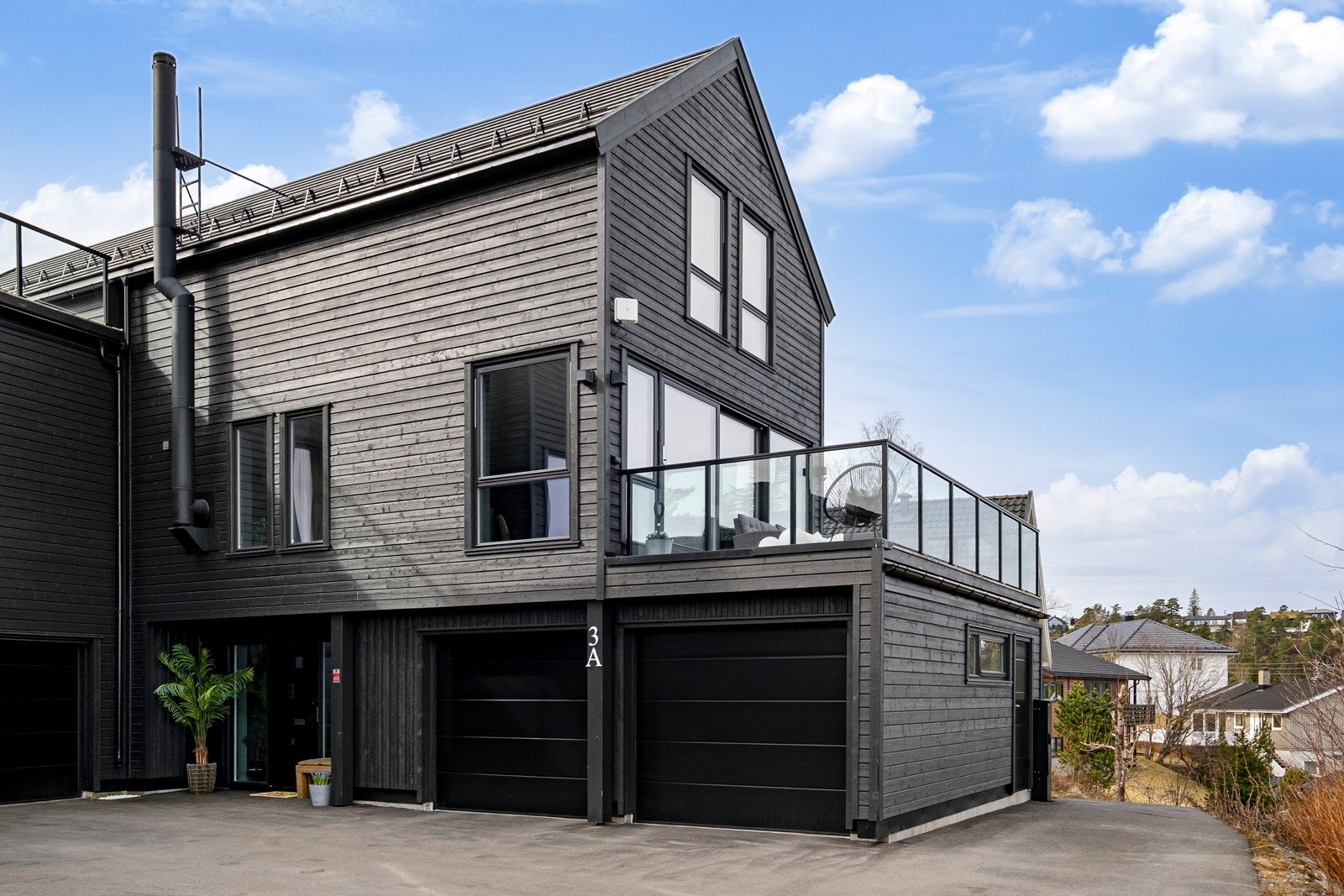 Boligen har integrert dobbelgarasje med to porter. Det er montert lader i garasjen. Galleribilde