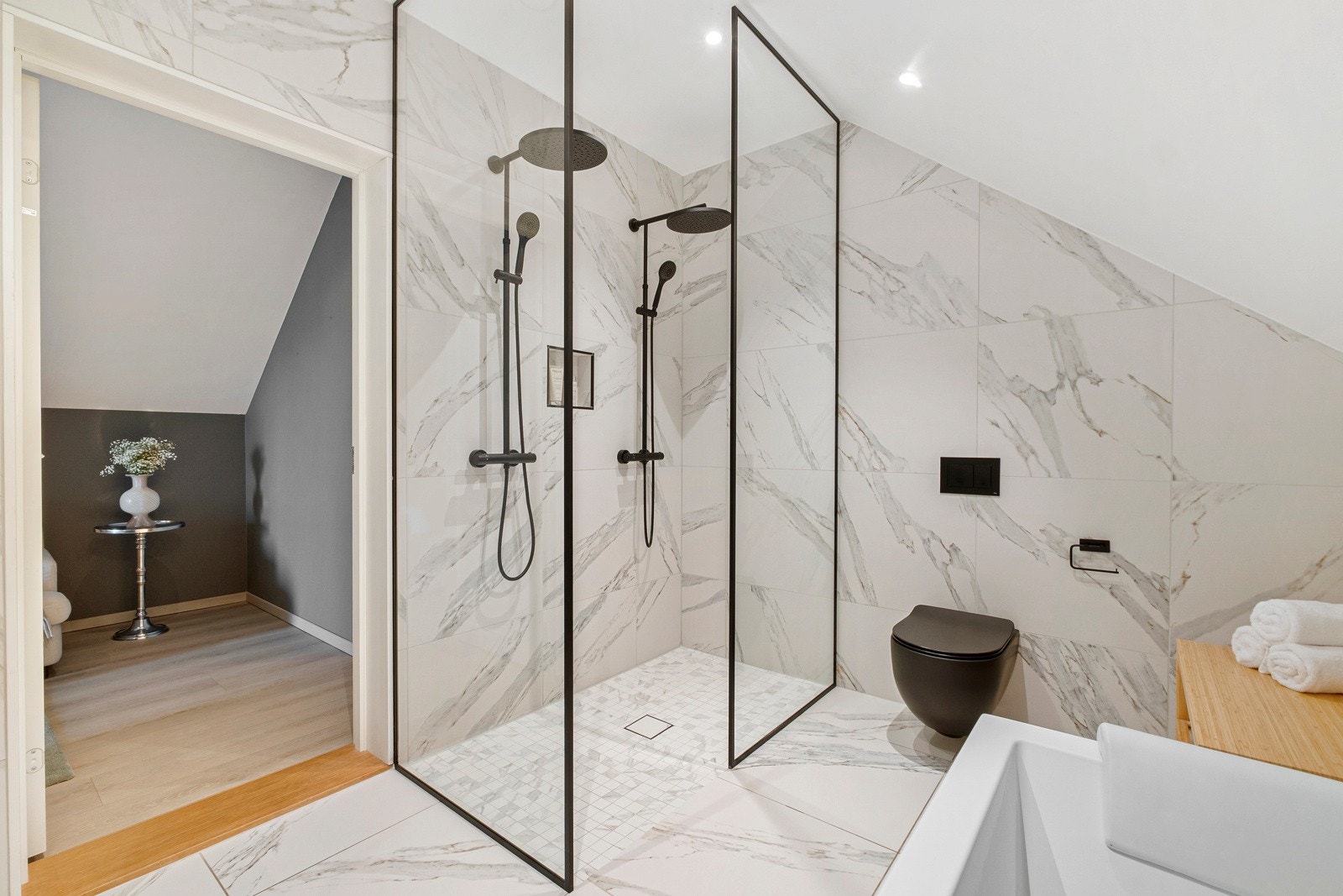 Et bad med delikate fliser og tidsriktige detaljer. I stil med badet tilhørende hovedsoverommet. Galleribilde