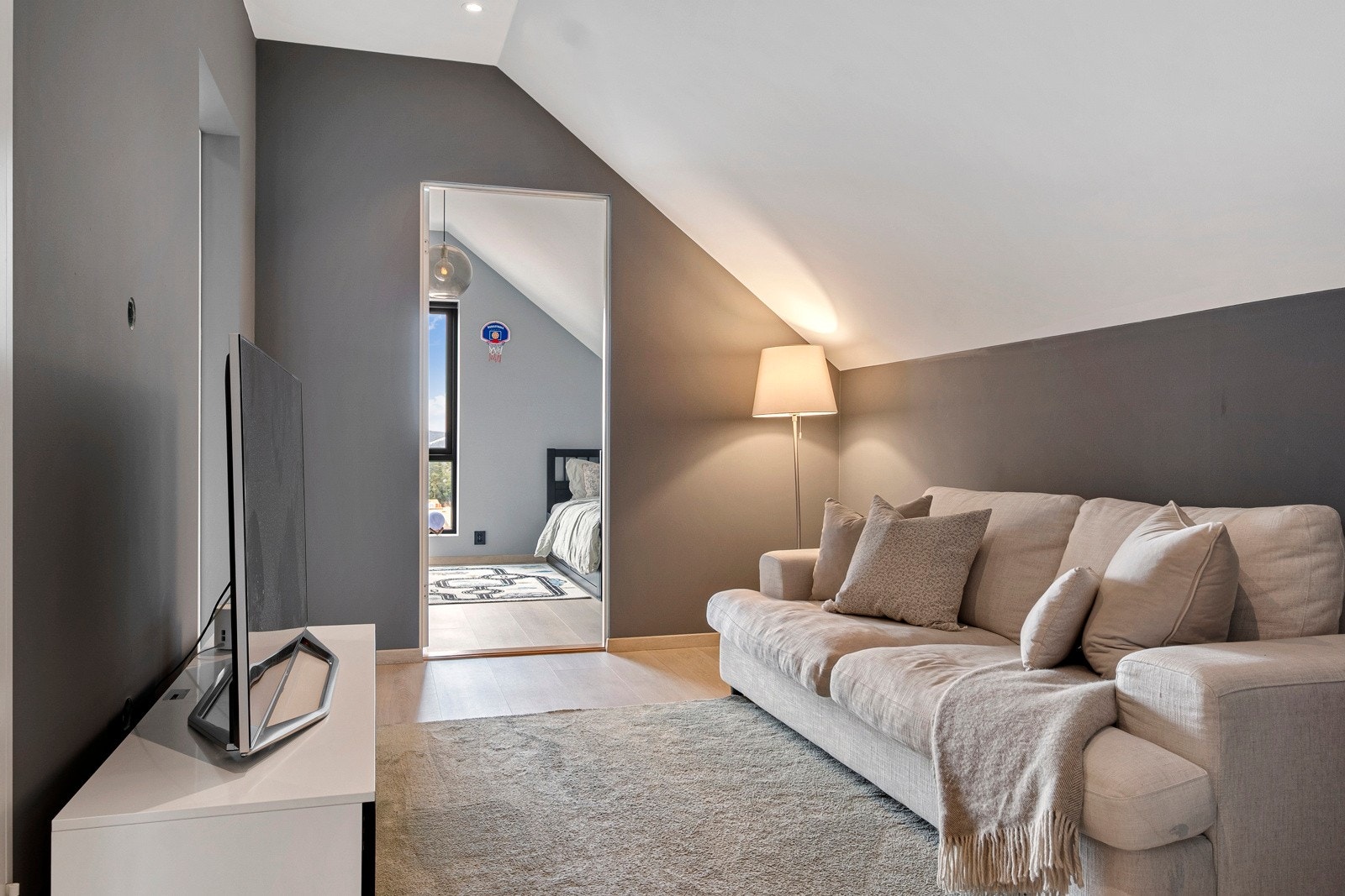 I den andre enden av etasjen er det egen sone for barna med 2 soverom, TV-stue og bad. Galleribilde