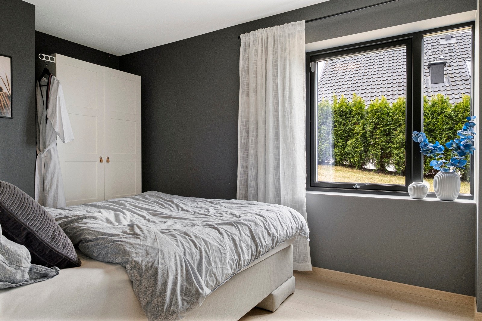 Romslig rom benyttet som gjesterom. Galleribilde