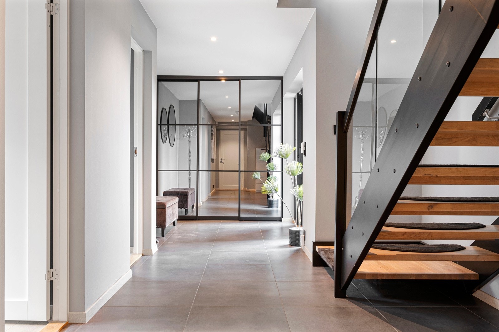 God lagringsplass i skyvedørsgarderobe med speilfront og sorte detaljer. Galleribilde