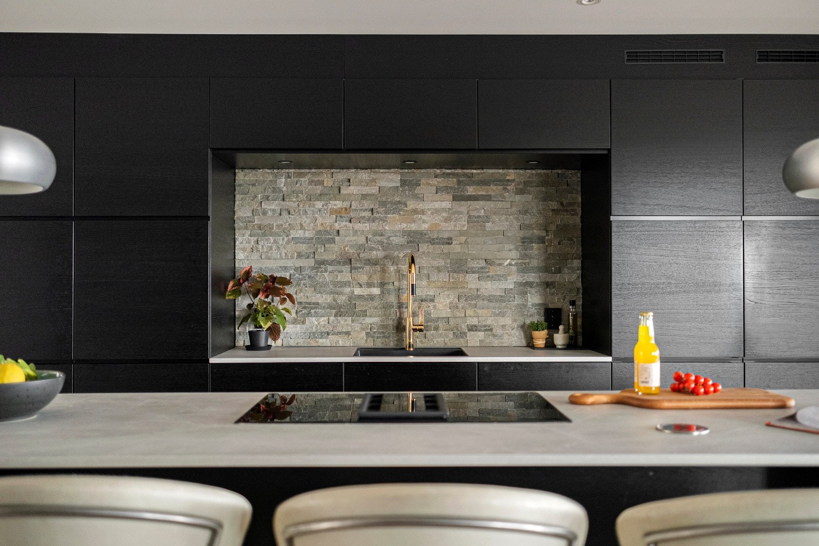 Et veldig funksjonelt kjøkken med skap opp til himling. Galleribilde