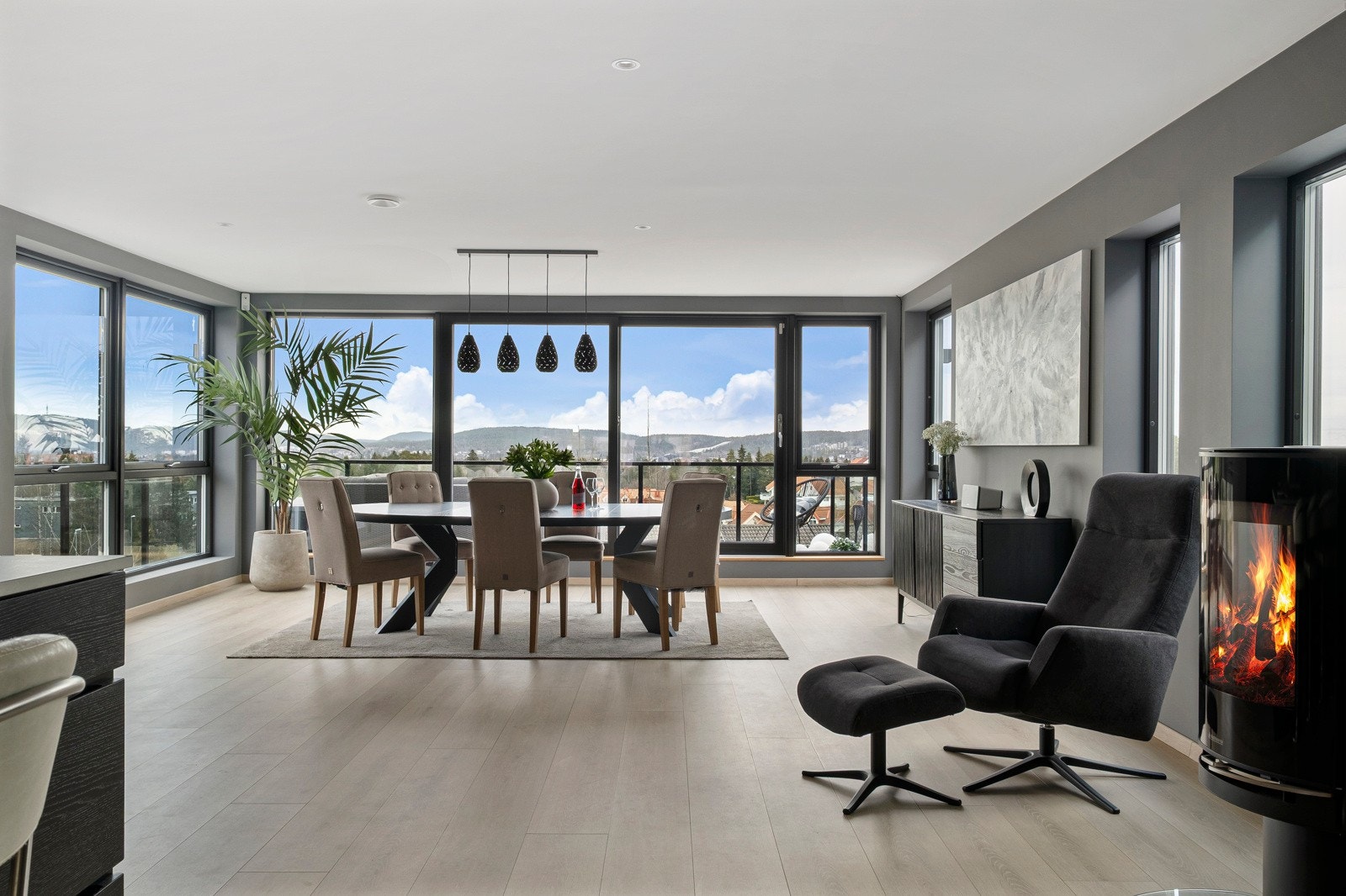 Størrelse, lysinnslipp og utsikt må oppleves. Sjelden stor hovedetasje med flere soner. Galleribilde