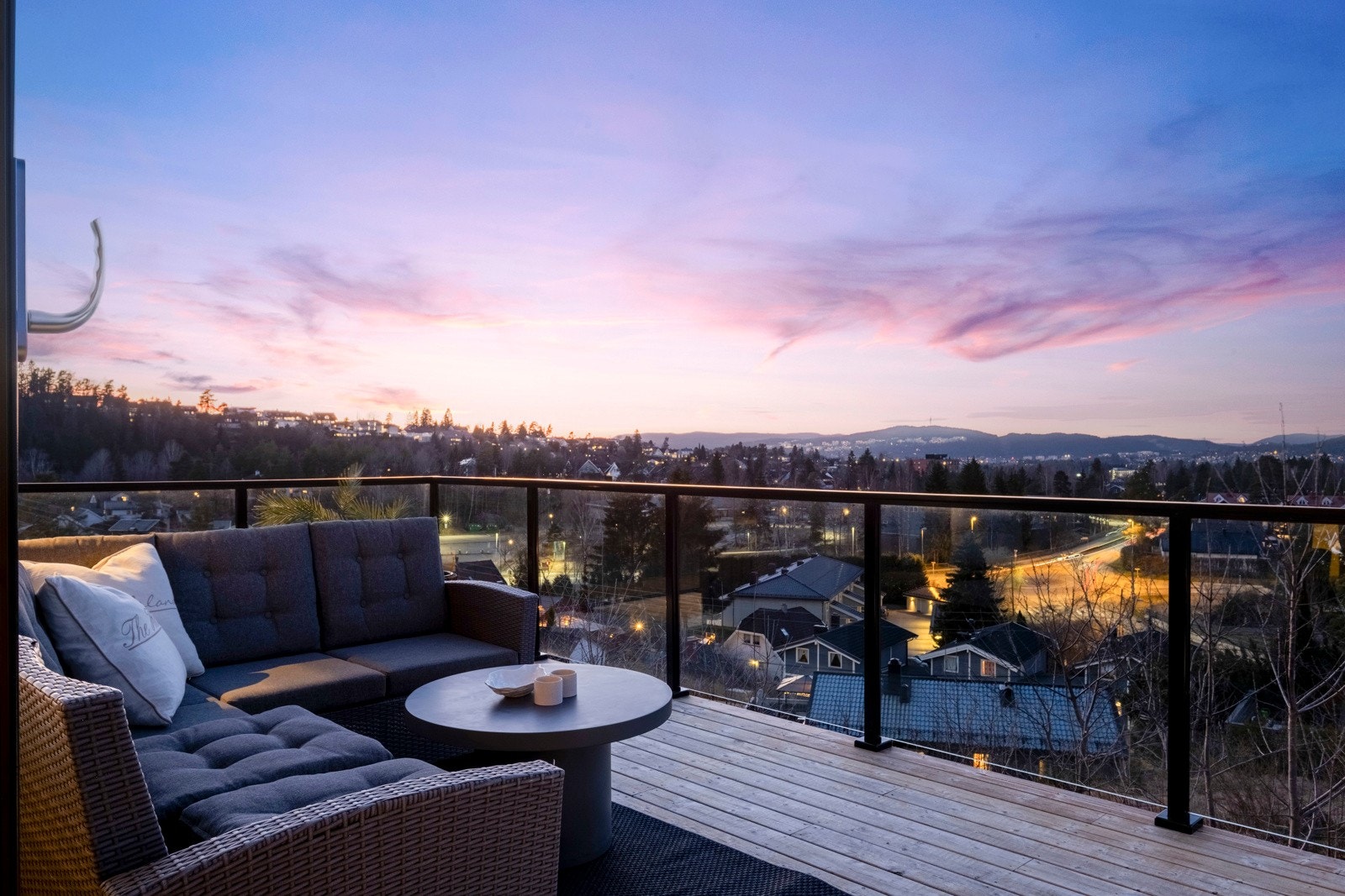 Fantastisk uhindret utsikt fra hovedetasjen med stue og kjøkken på over 80 kvm Galleribilde