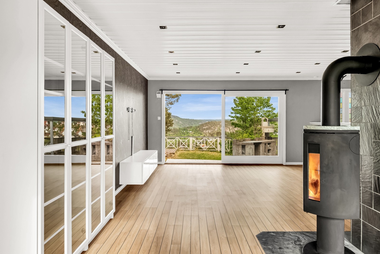 Rikelig med naturlig lys fra store vindusflater. Galleribilde