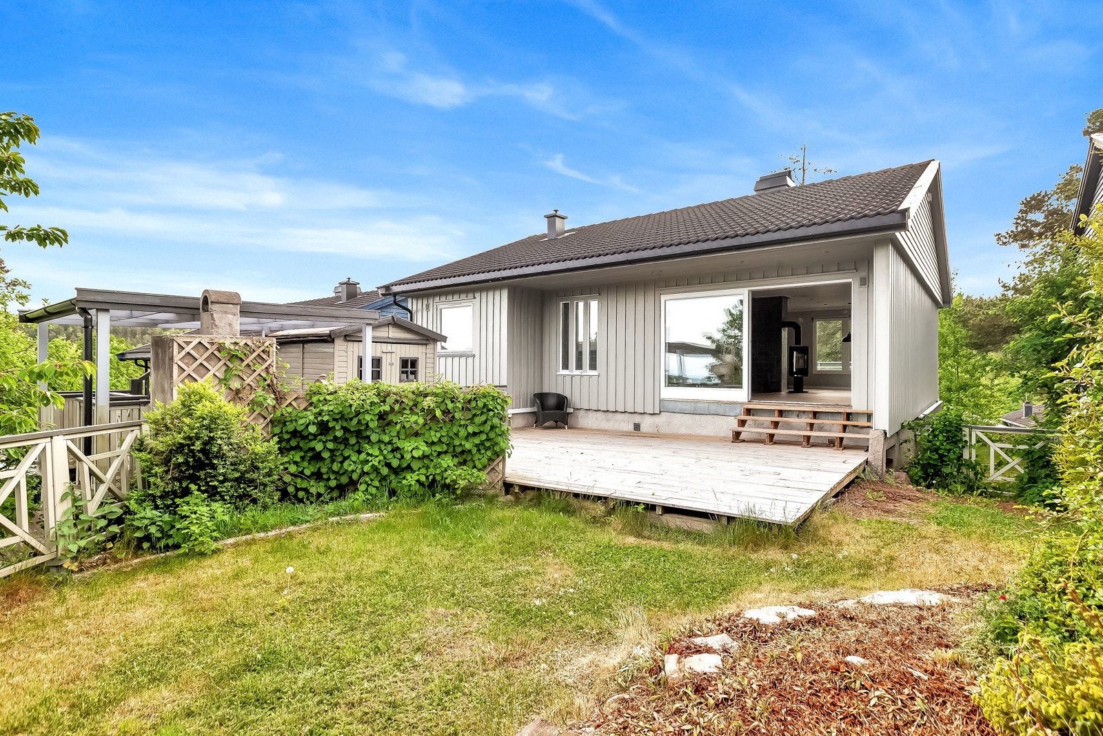 Tomt på ca. 563 kvm opparbeidet med diverse beplantning, prydbusker, plenomårder og gruslagt gårdsplass. Galleribilde