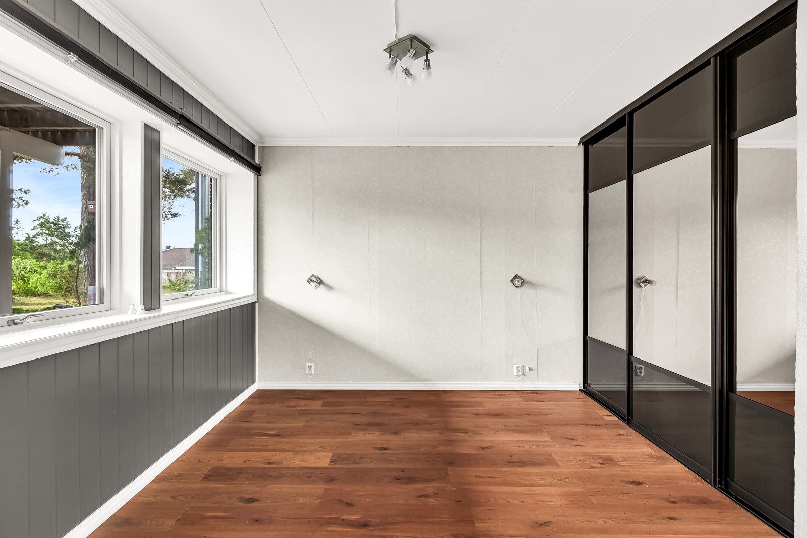 Det er to soverom i underetasjen med plass til seng og ønsket møblement. Dette rommet er ikke godkjent som rom til varig opphold. Galleribilde