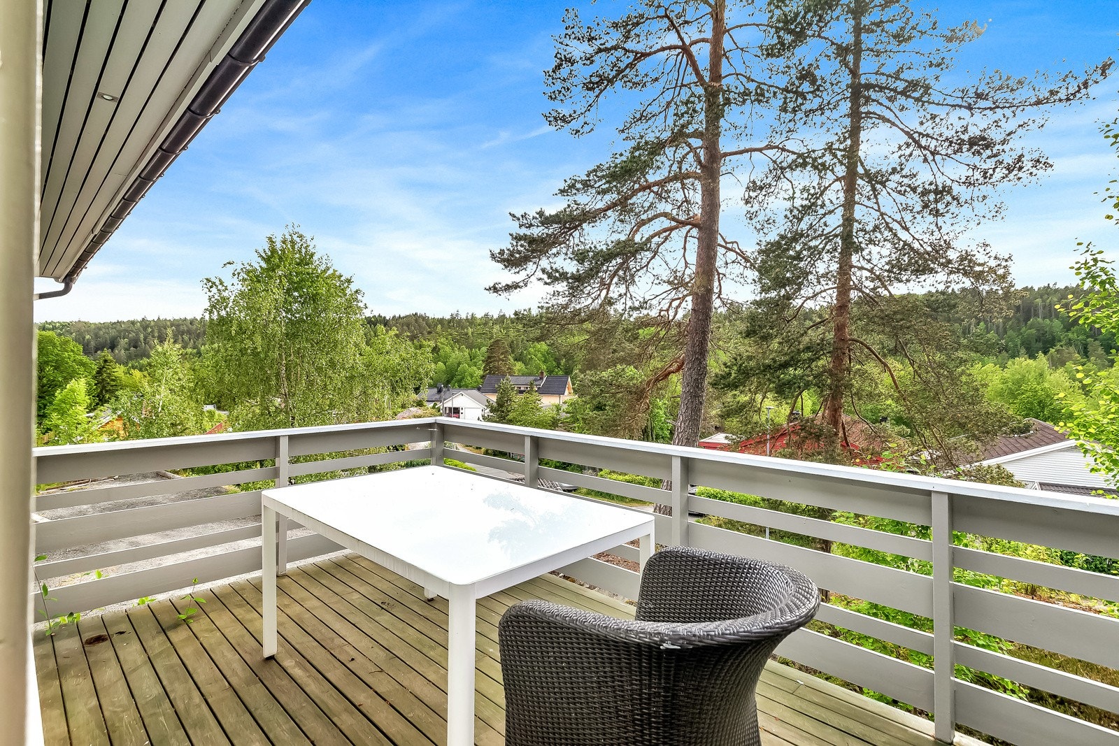 Veranda på ca. 9 kvm med utgang fra kjøkkenet. Galleribilde