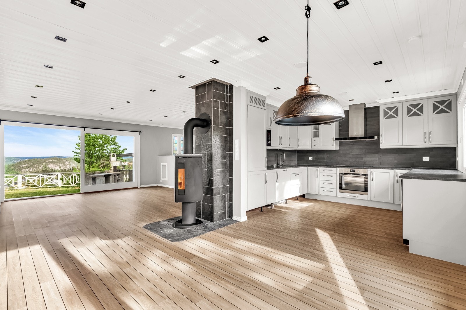 Kjøkkenet ligger med åpen løsning mot stuen. Galleribilde