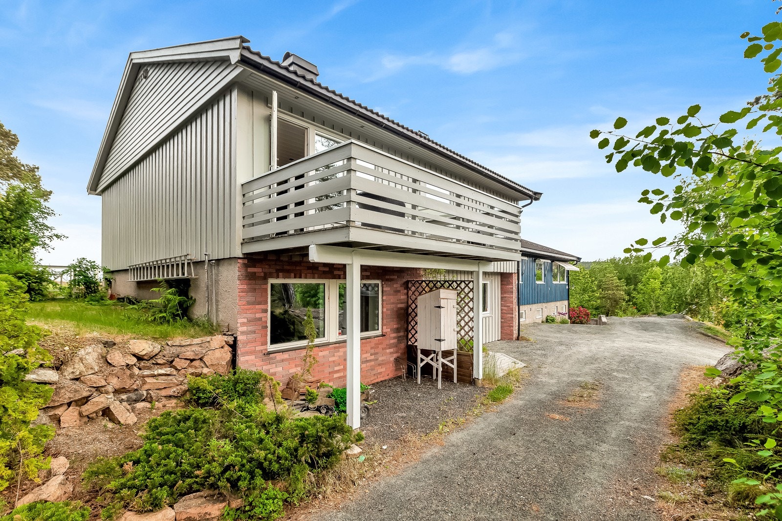 Enebolig over 2 plan beliggende i et barnevennlig og etablert boligområde. Galleribilde