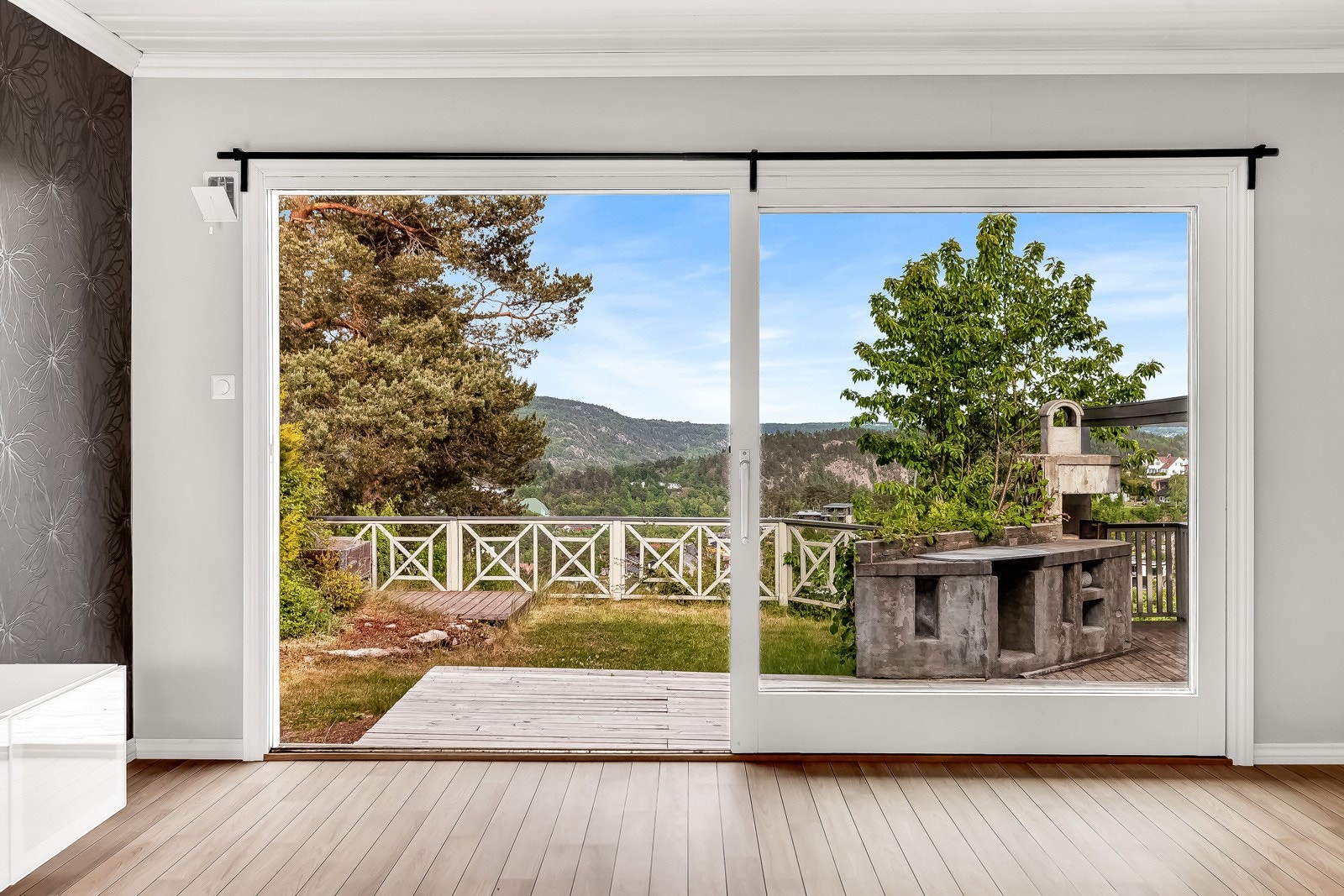 Stor skyvedør fra stuen ut mot solrik terrasse på ca. 46 kvm. Galleribilde