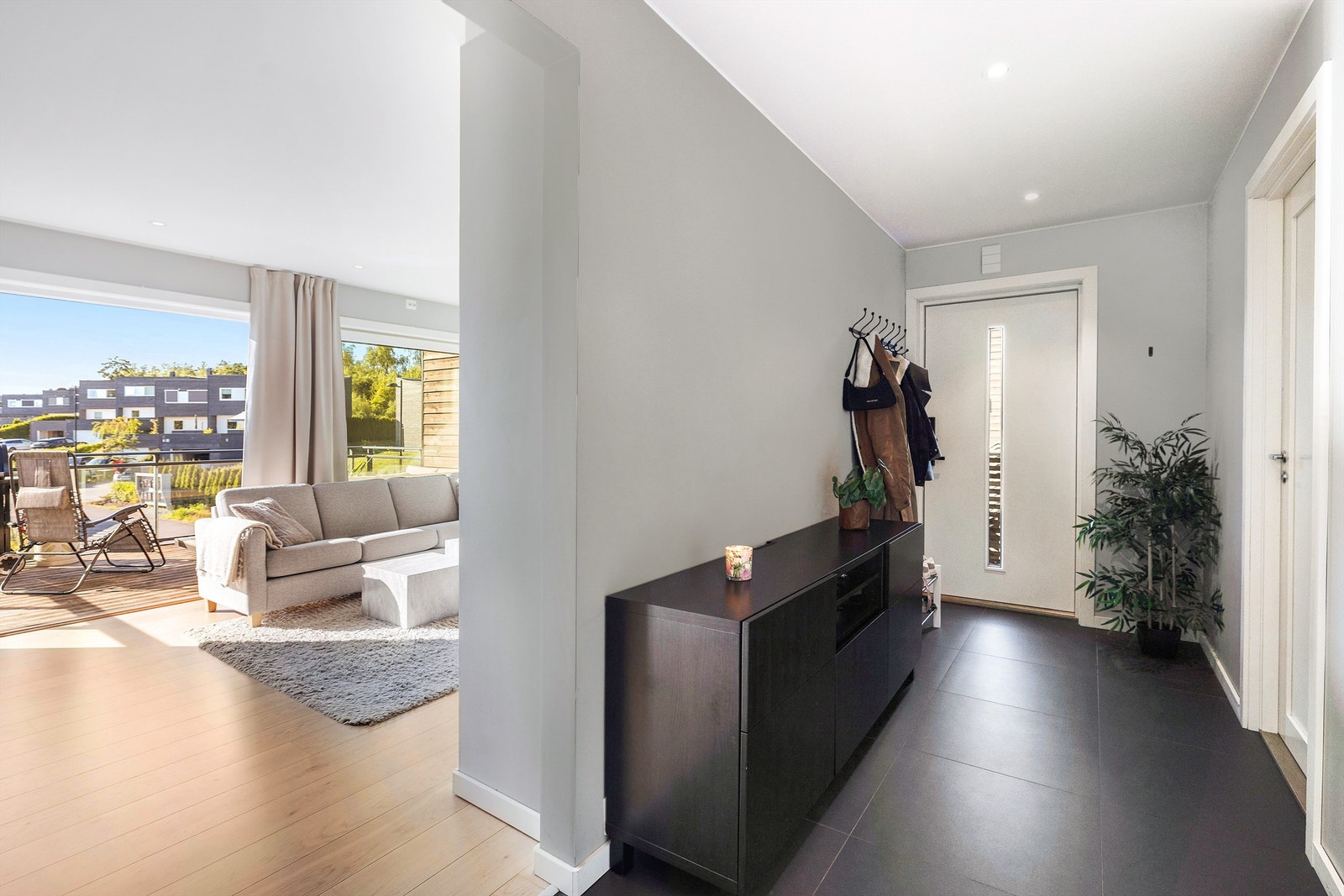 Gode muligheter for å henge av seg ytterklær. Galleribilde