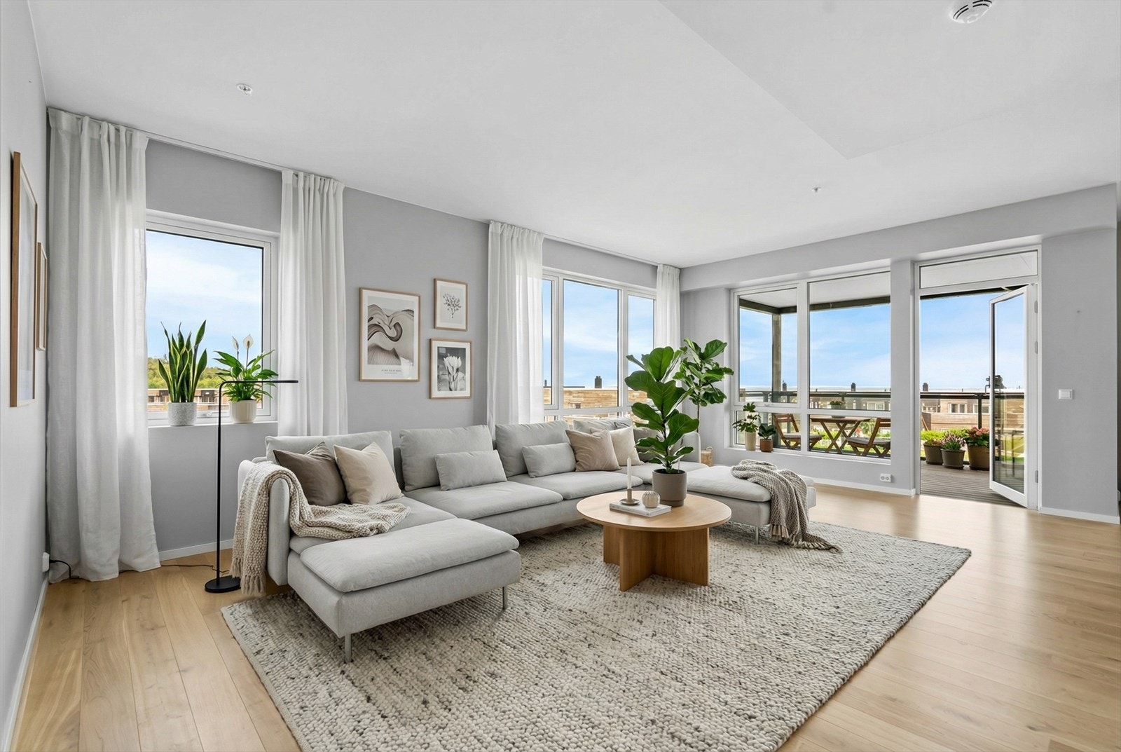 Din lokale eiendomsmegler Aleksander Faksvåg Talgø har gleden av å presentere Havbrisveien 2! Foto: Interiørfoto AS Galleribilde