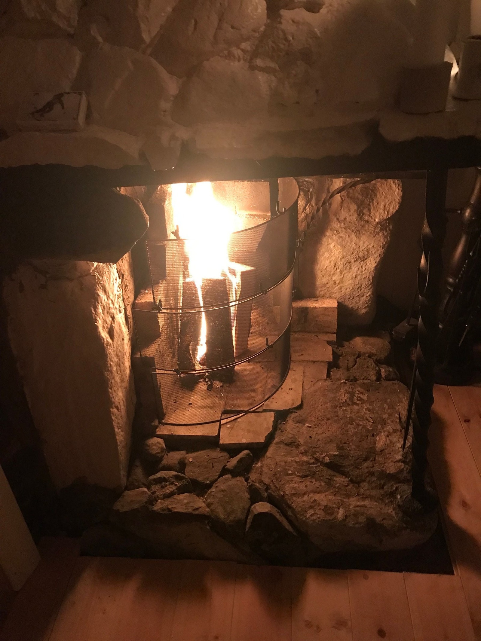 Grue. Usikker om denne er godkjent men jeg har brukt den hvert år til å fyre og koke kaffe. Ny eier må ta dette eventuelt da på egen kappe. Den blei brukt av budeiene. Soverom var tidligere fjøs før det ble gjort om til soverom under krigen. Galleribilde