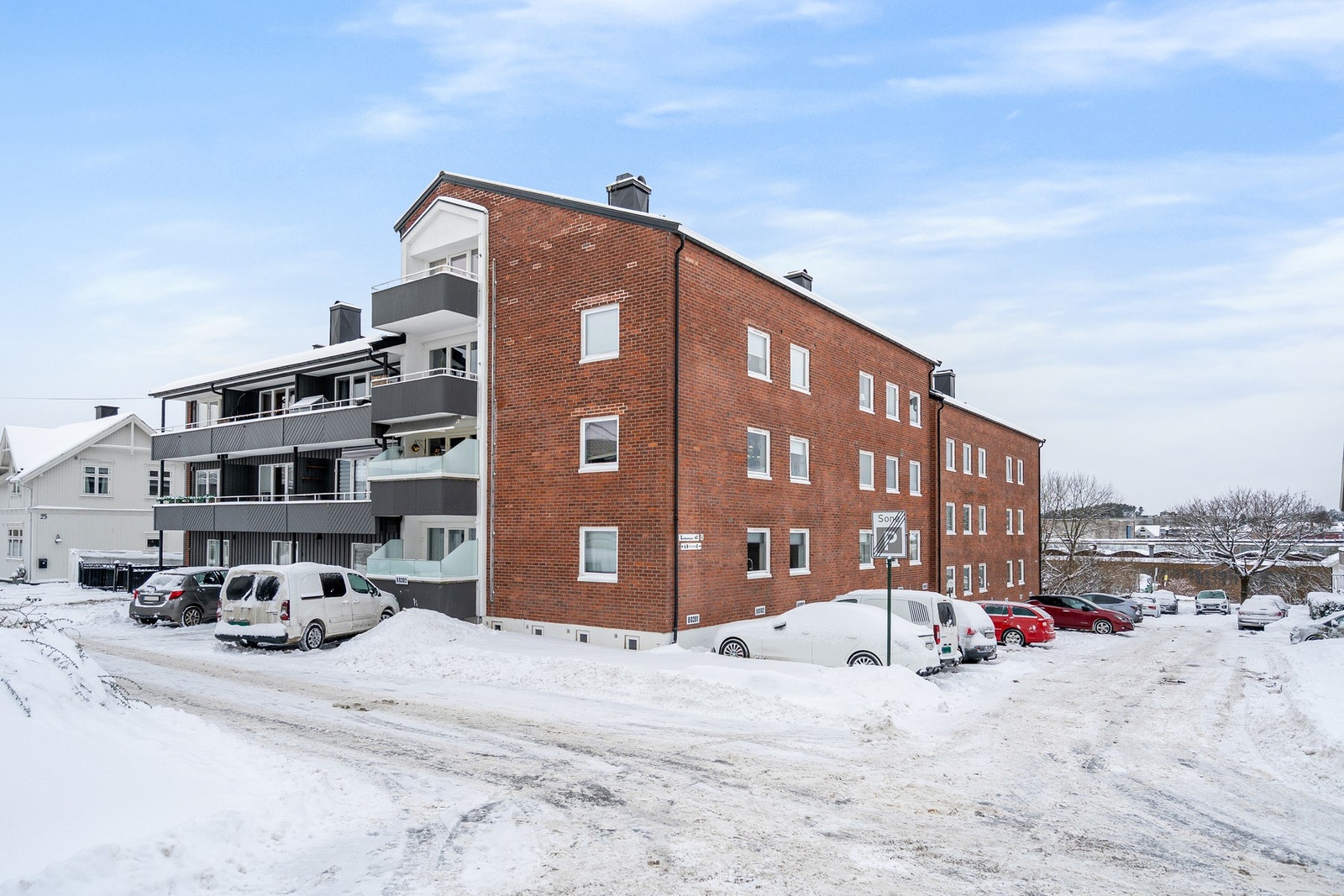 Det er mulighet for parkeringsplass utenfor blokken. Galleribilde