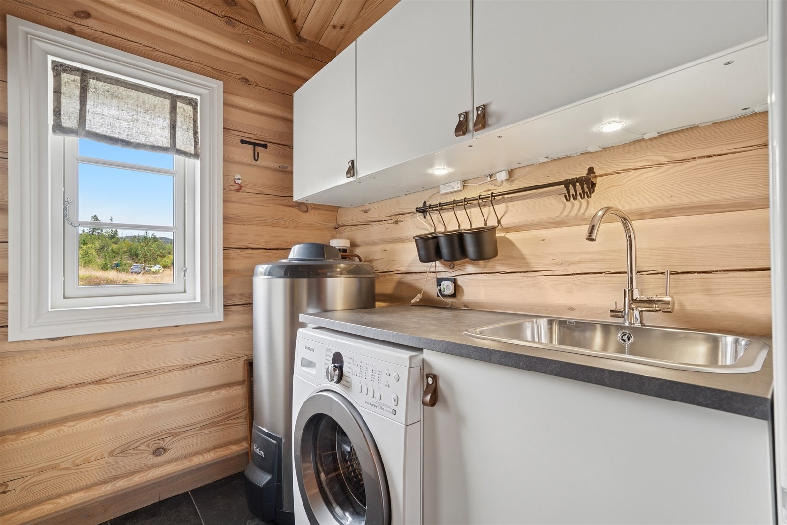 Vaskerom/teknisk rom med opplegg til vaskemaskin. Galleribilde