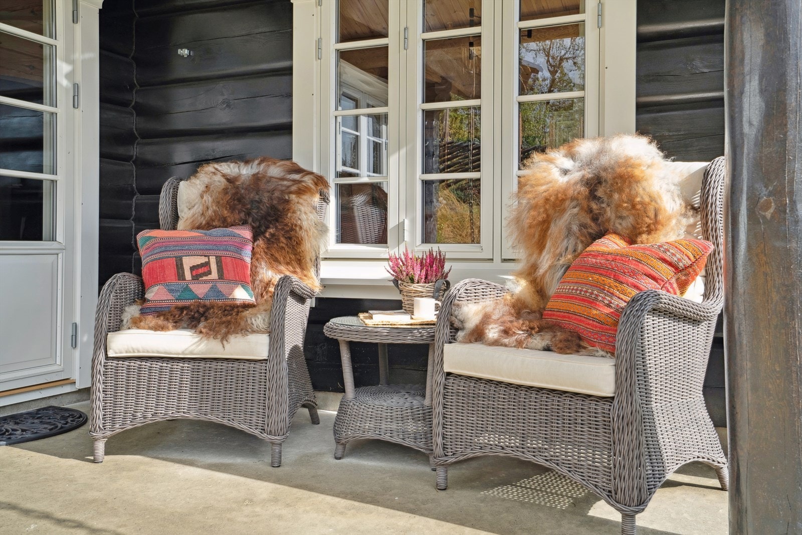 Koselig uteplass utenfor stua. Galleribilde